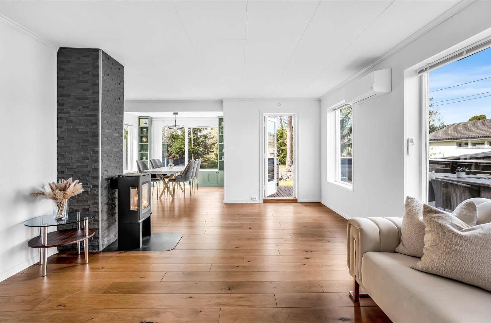 Stuen er lys og romslig med store vindusflater som slipper rikelig med dagslys inn. Galleribilde