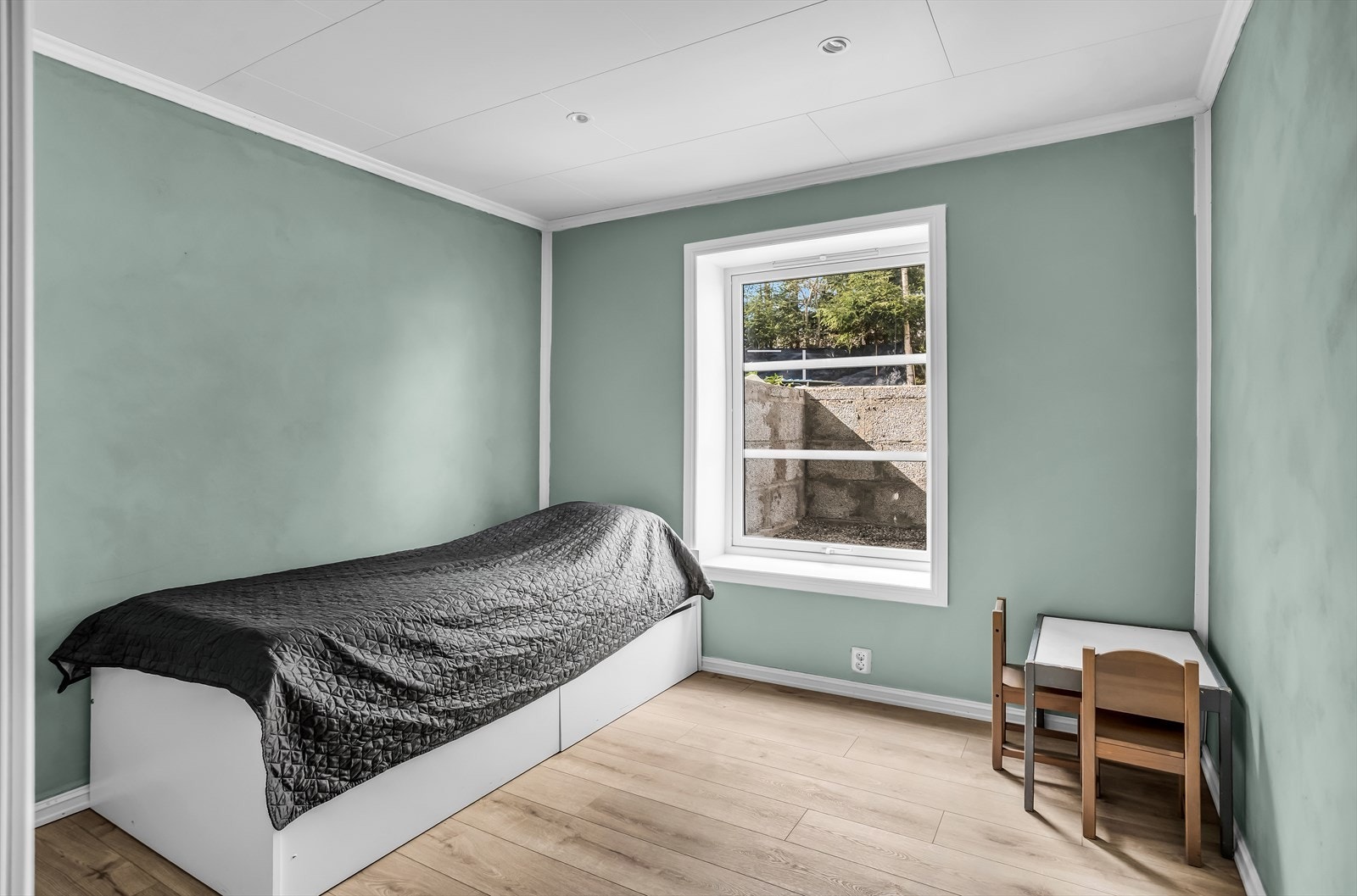 Etasjen har også to innredede rom som i dag er benyttet til soverom. Det gjøres oppmerksom på at rommene ikke er godkjent til varig opphold. Galleribilde