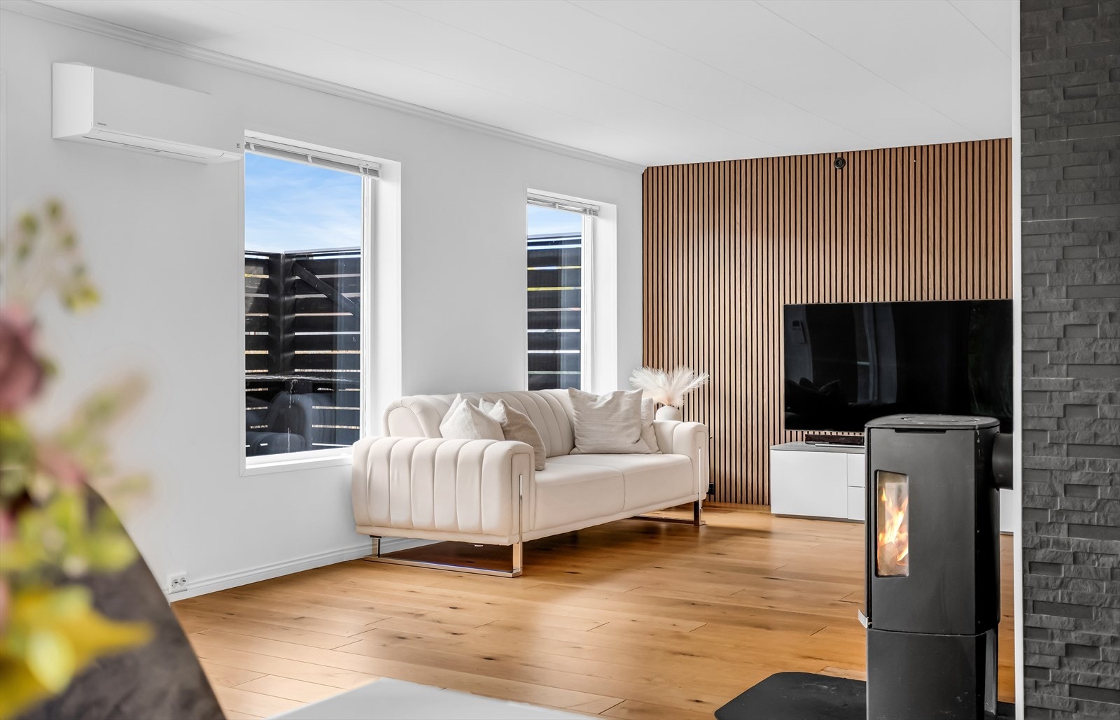 Stuen har svært gode møbleringsmuligheter med sofagruppe, TV-løsning, kommoder og øvrig møblement. Galleribilde