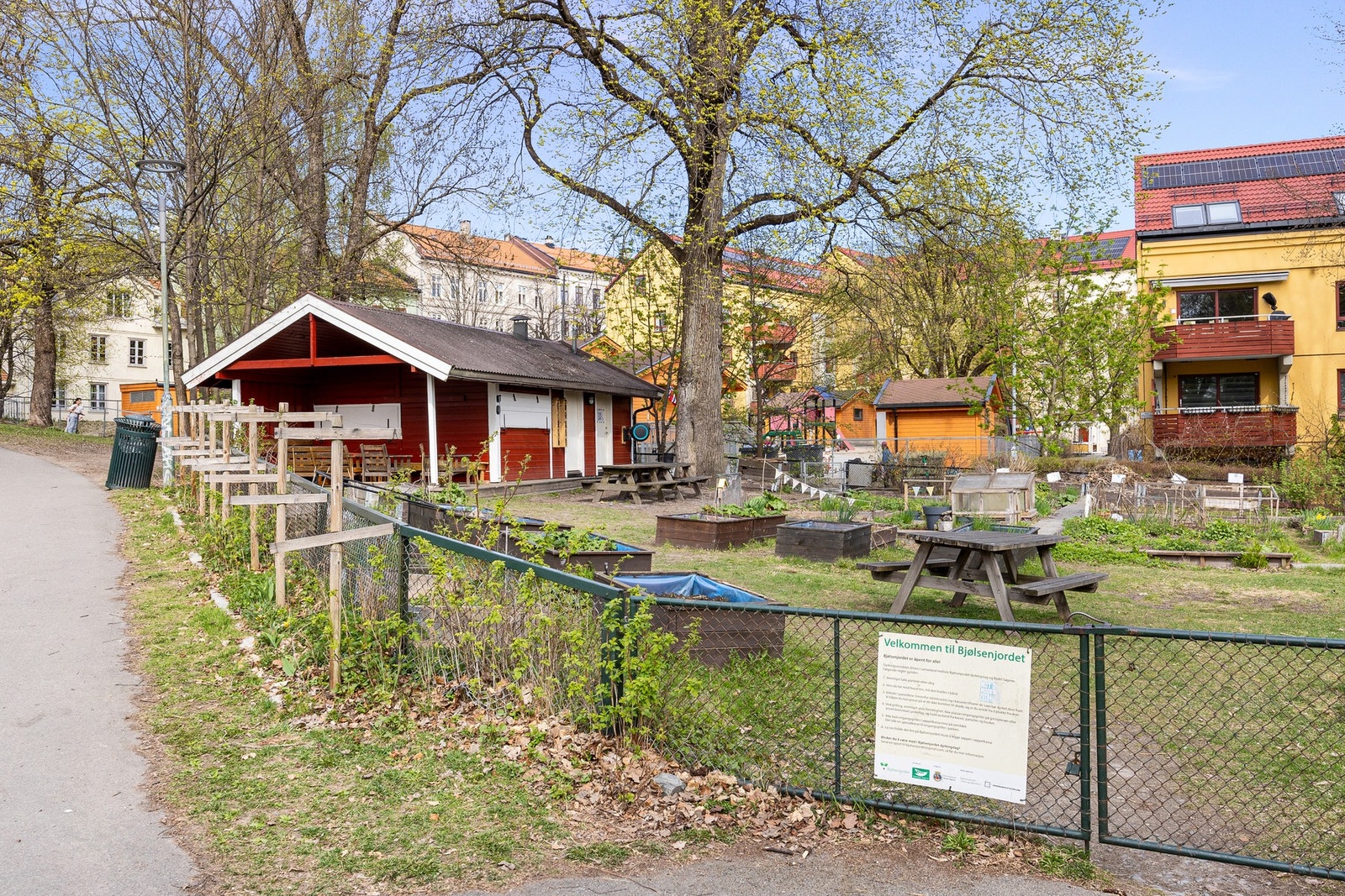 Her kan alle benytte seg av platekassene. Galleribilde