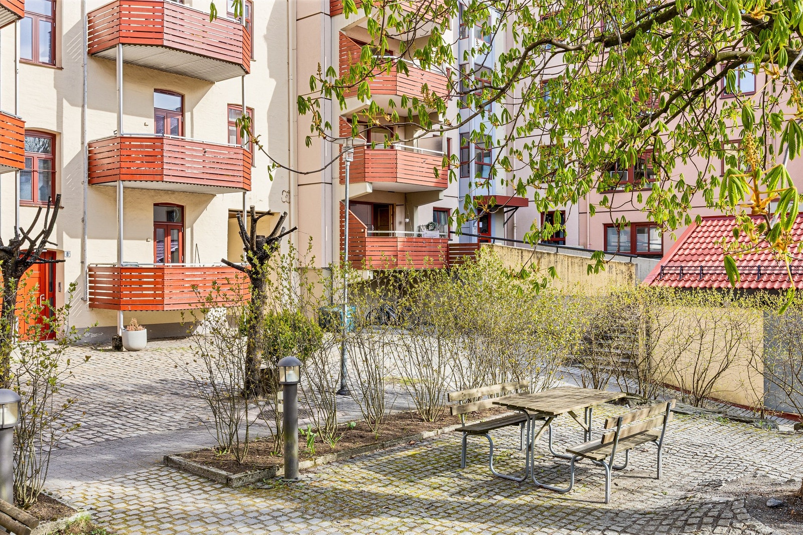 Pent opparbeidet bakgård. Galleribilde
