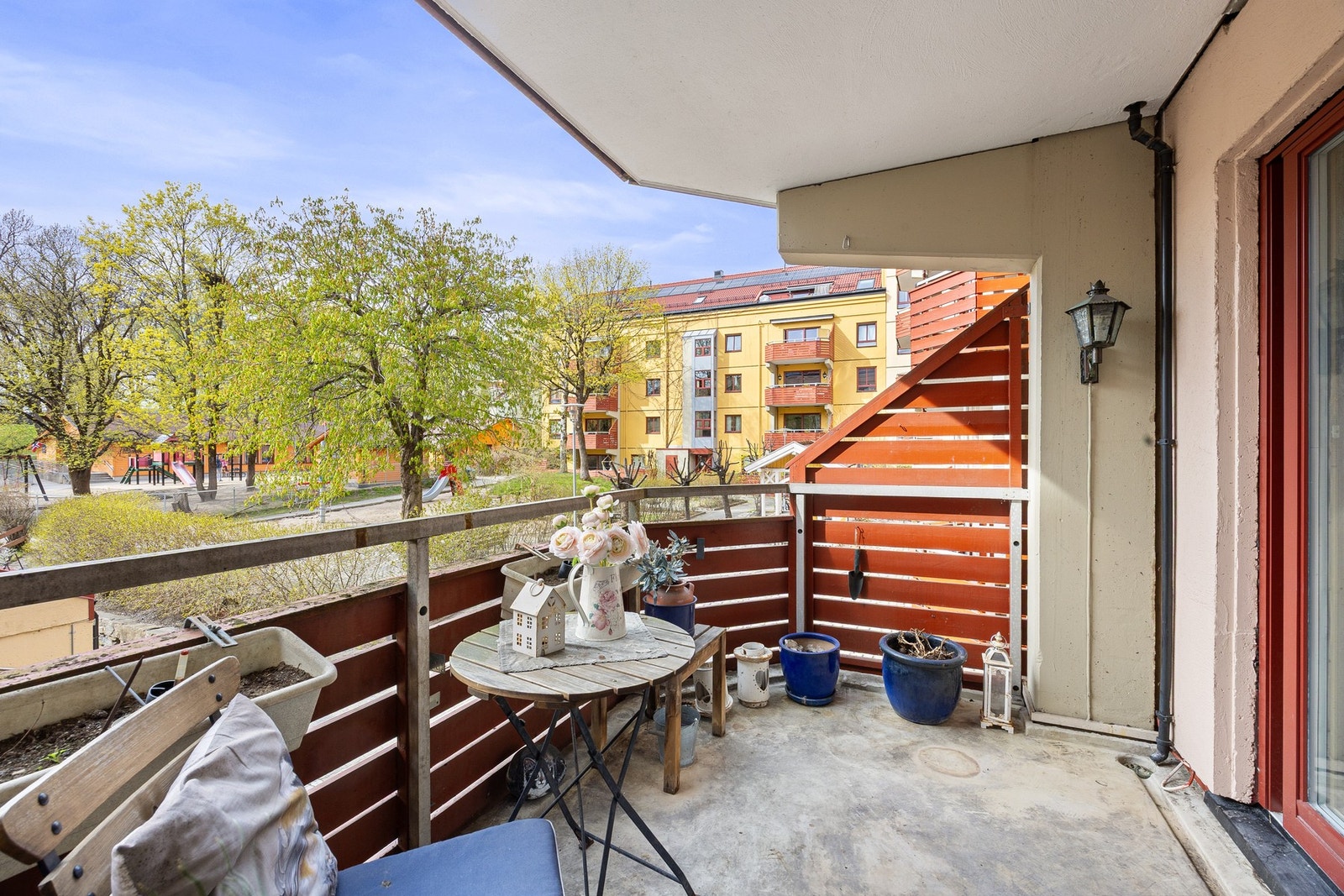 Stor vestvendt balkong med hyggelig utsyn mot bakgården. Galleribilde