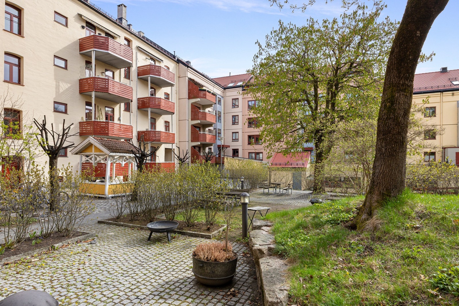 Pent opparbeidet bakgård. Galleribilde