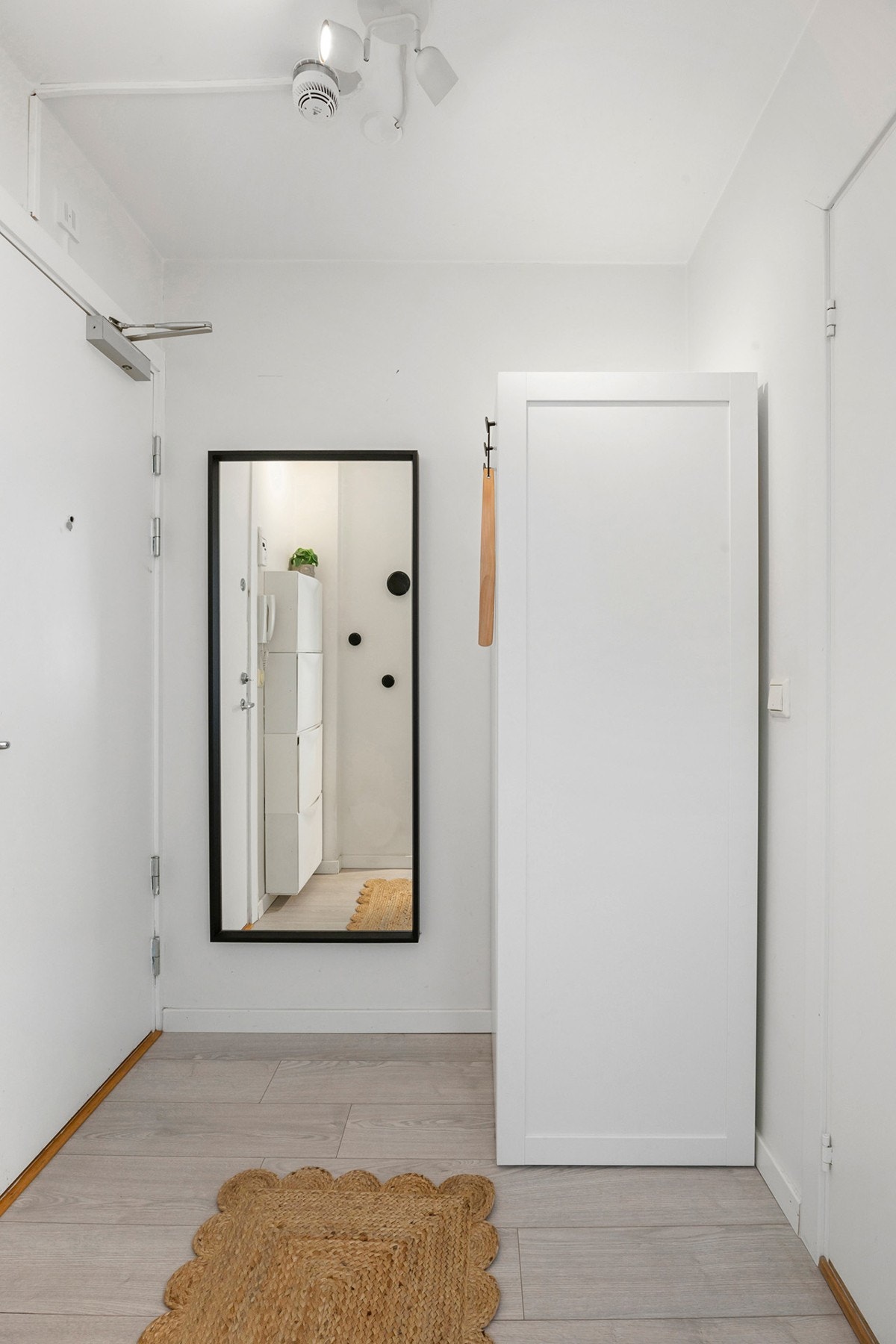 Entre med plass til skap Galleribilde