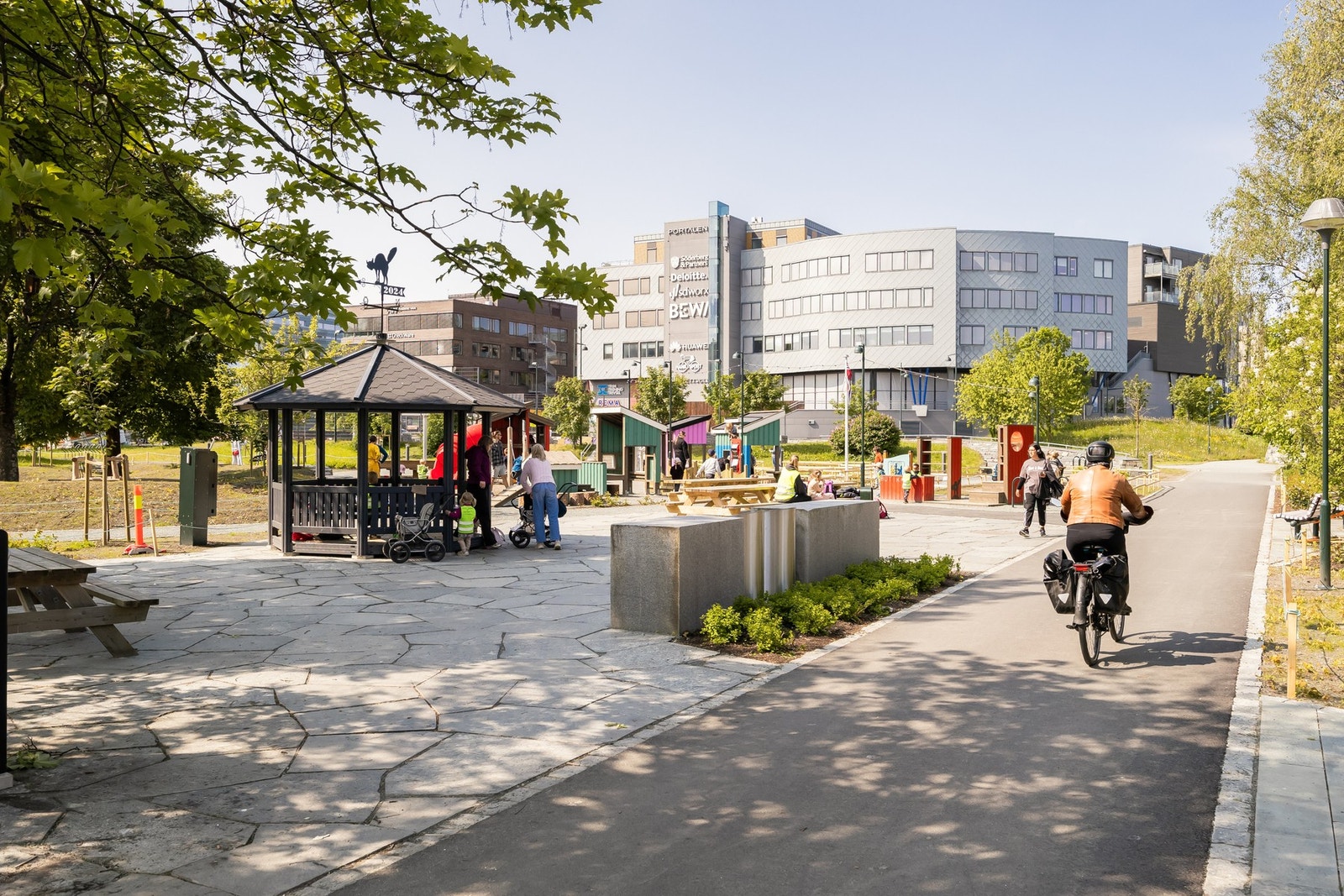 Her ser man den nyåpnede Strandveiparken like ved boligen. Denne har blitt meget flott og et godt supplement til området. Galleribilde