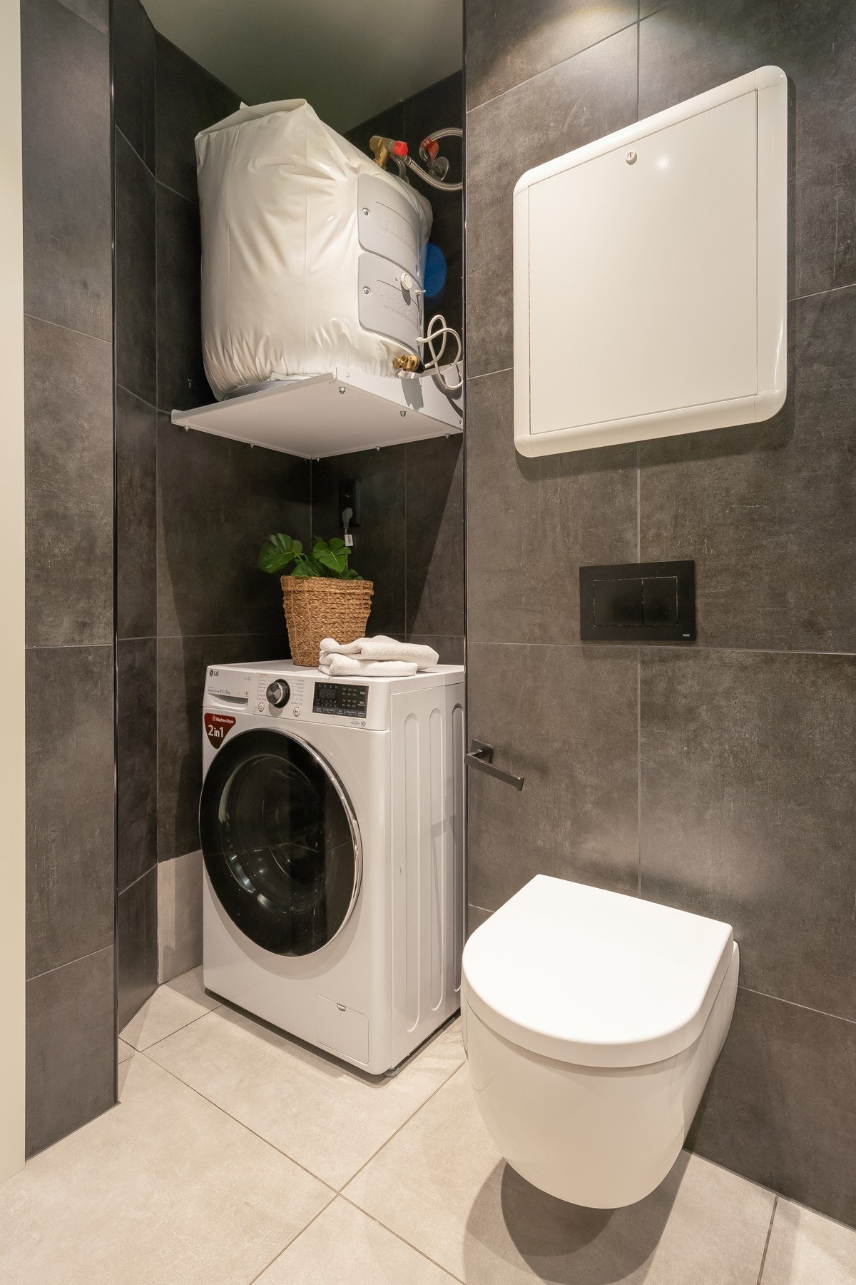 Badet er har flislagte vegger og flis på gulv med varme. Varmtvannsbereder fra 2021 og opplegg for vaskemaskin. Galleribilde