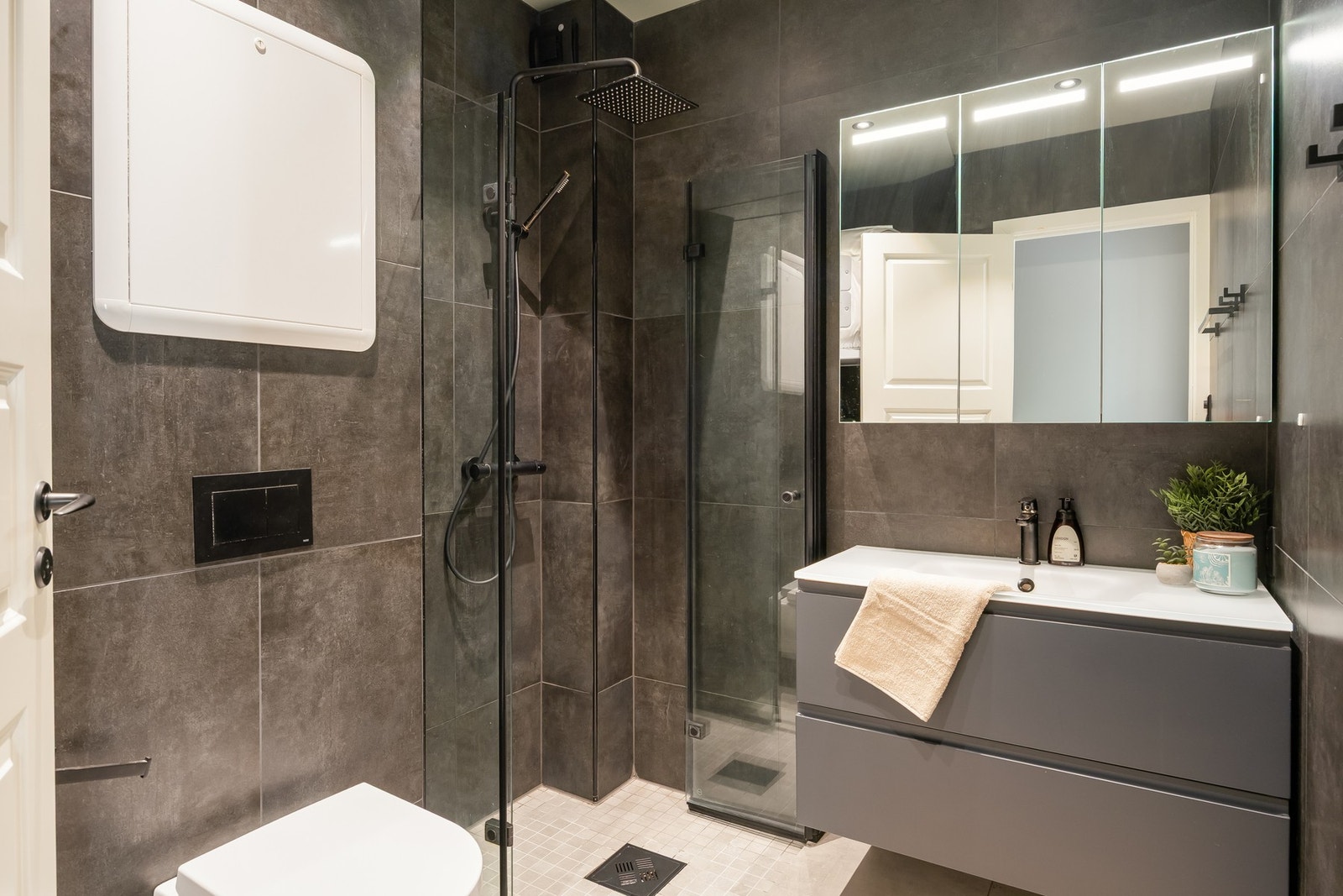 Lekkert moderne bad med flislagte overflater, gulvvarme og downlights i tak. Tilstandsgrad 1 fra takstmann. Nyoppusset i 2021. Galleribilde