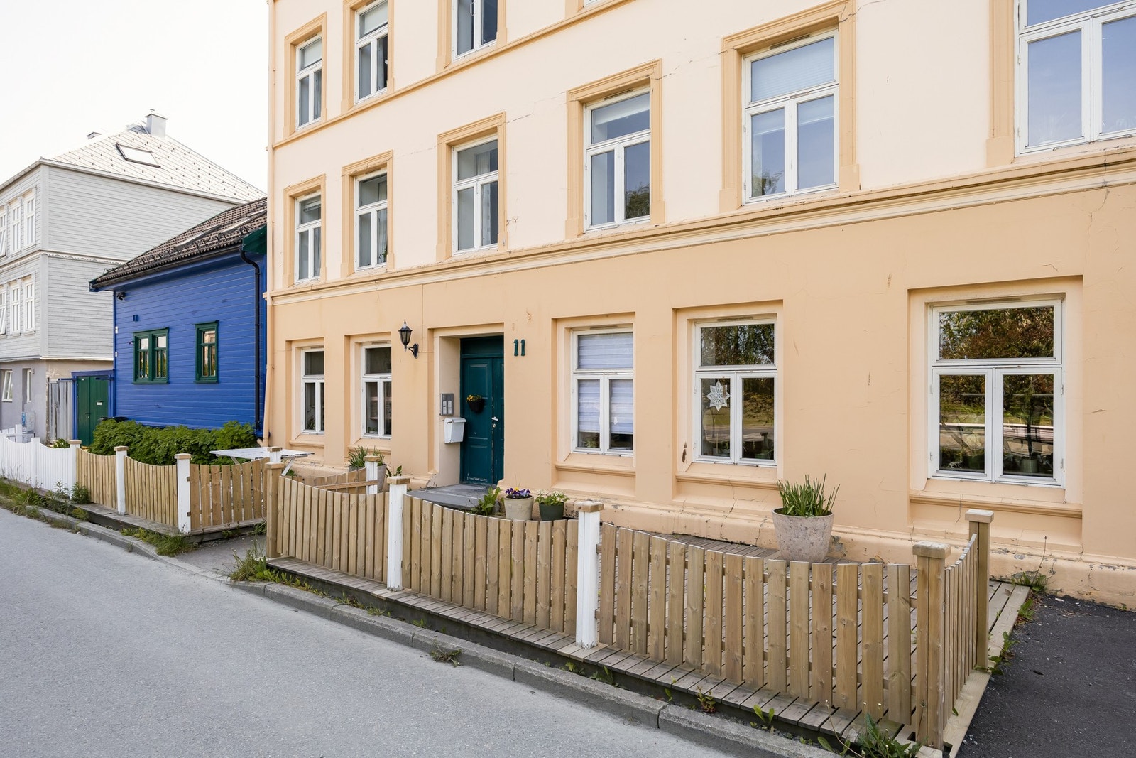 Bygården består av en fireetasjer murgård med klassisk symetri, varme pastellfarger og et tidløst uttrykk. Galleribilde