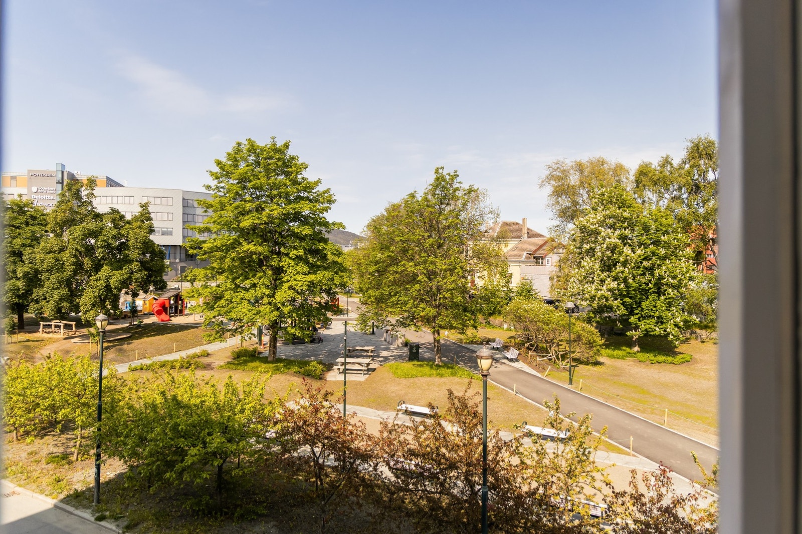 Fra leiligheten er det utsikt over nye Strandveien park, som ble oppgradert i 2025. Galleribilde