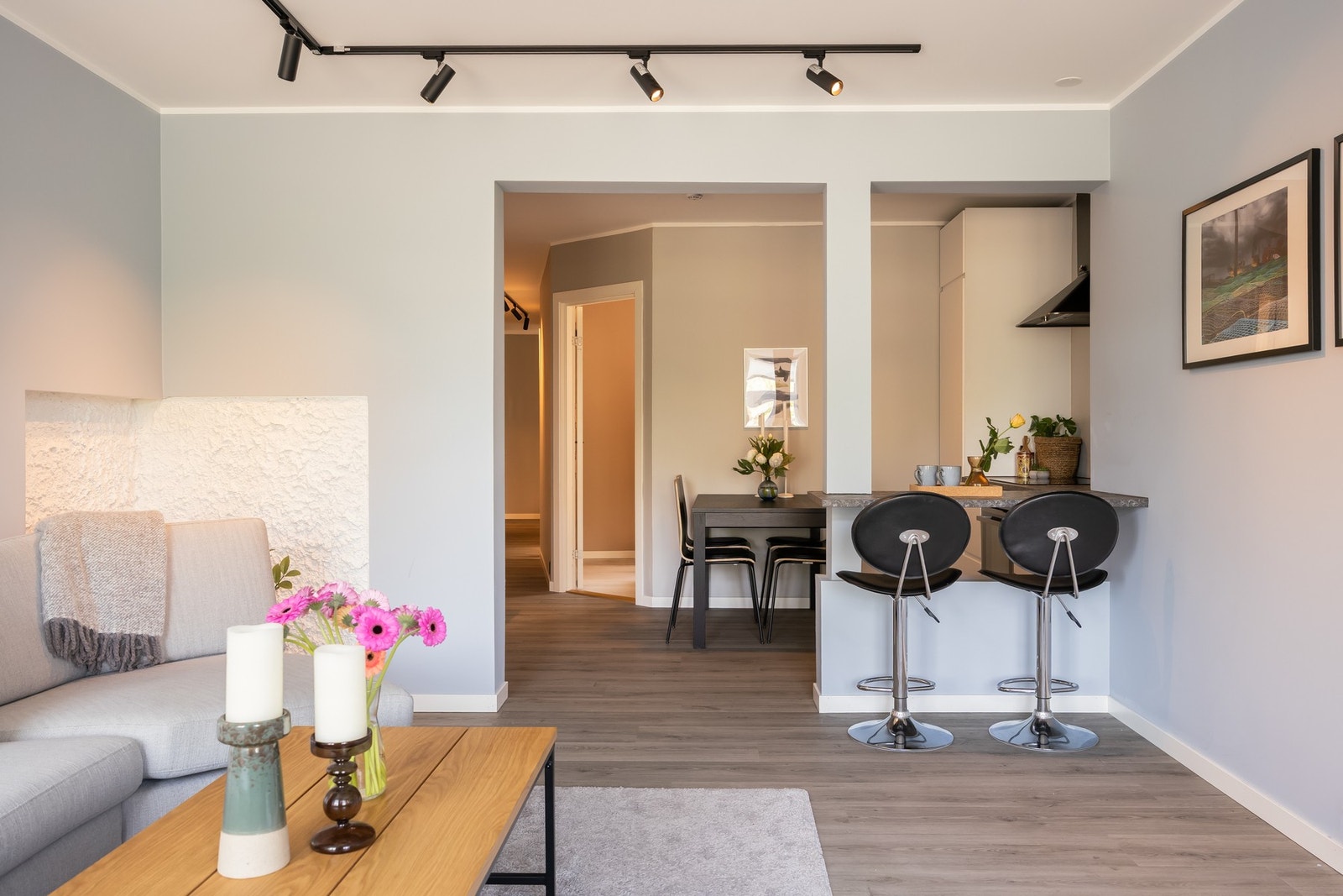 Leiligheten ble totalrenovert i 2021, og holder en gjennomgående tiltalende stil med lyst gulv og slette overflater. Romslig stueløsning. Galleribilde