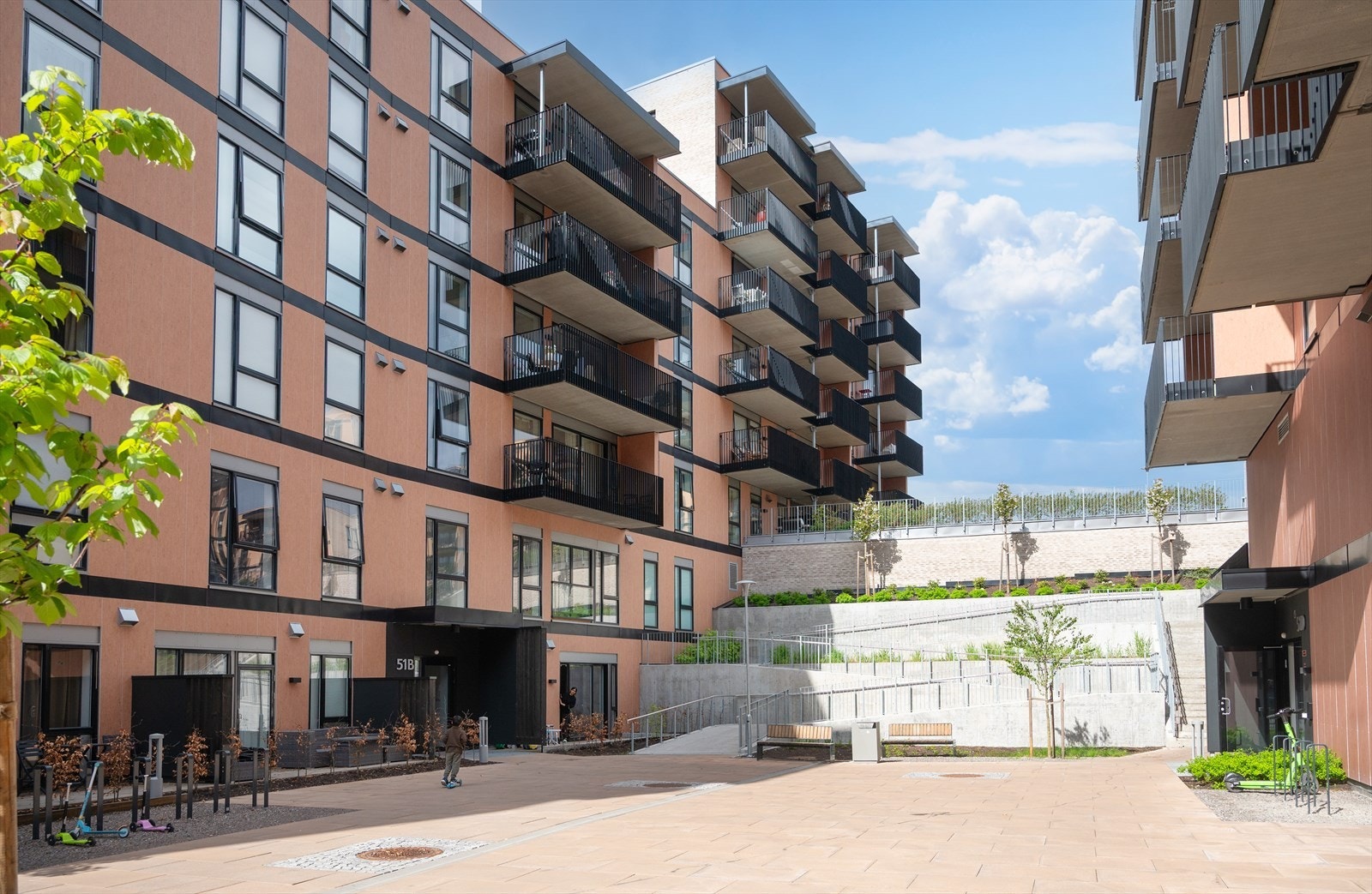 Bygget er fra 2024 og har en moderne fasade. Galleribilde