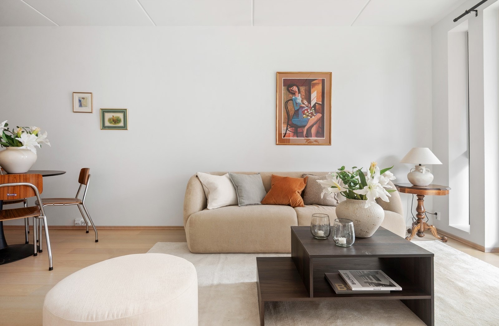 Stuen er i åpen løsning med kjøkkenet, og har plass til både sofagruppe og spisebord. Galleribilde