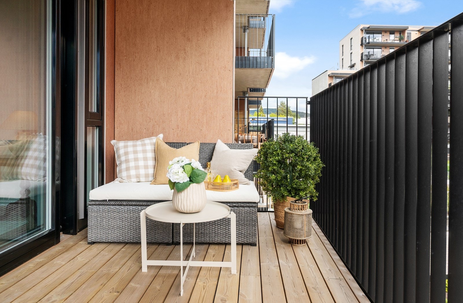 Balkongen har god plass til utemøbler, planter og grill. Galleribilde