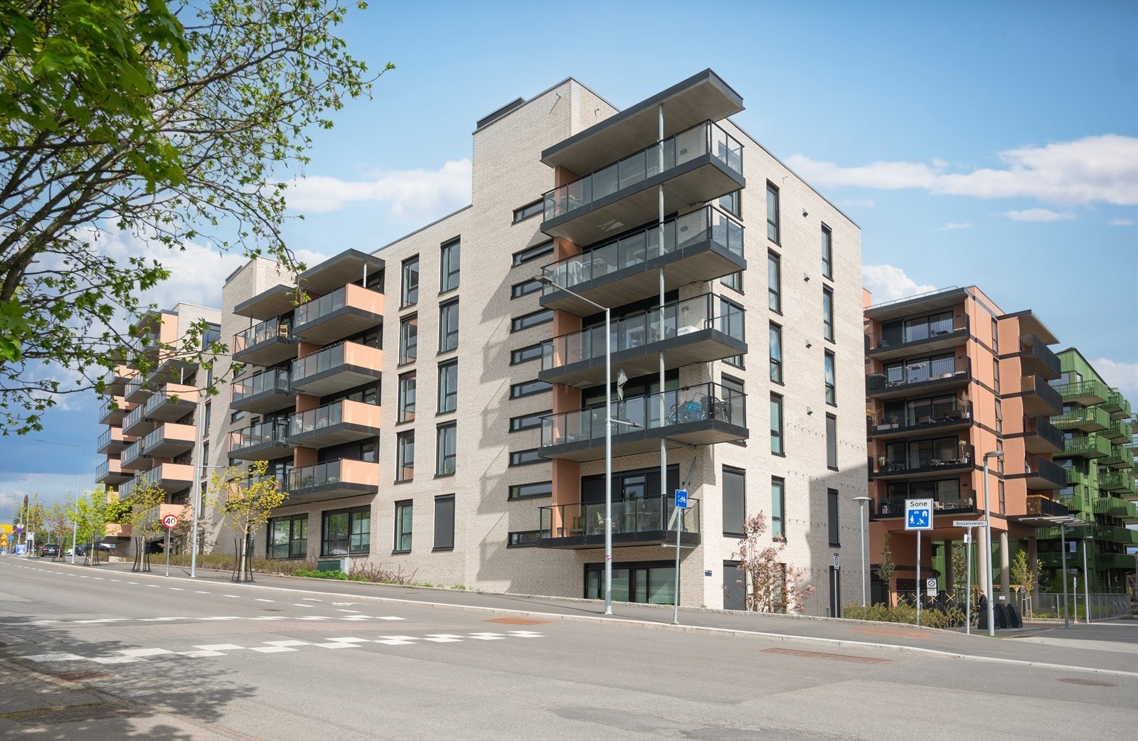 Her bor du sentralt og tilbaketrukket på Løren, et moderne nabolag med alt du trenger rett utenfor døren. Galleribilde