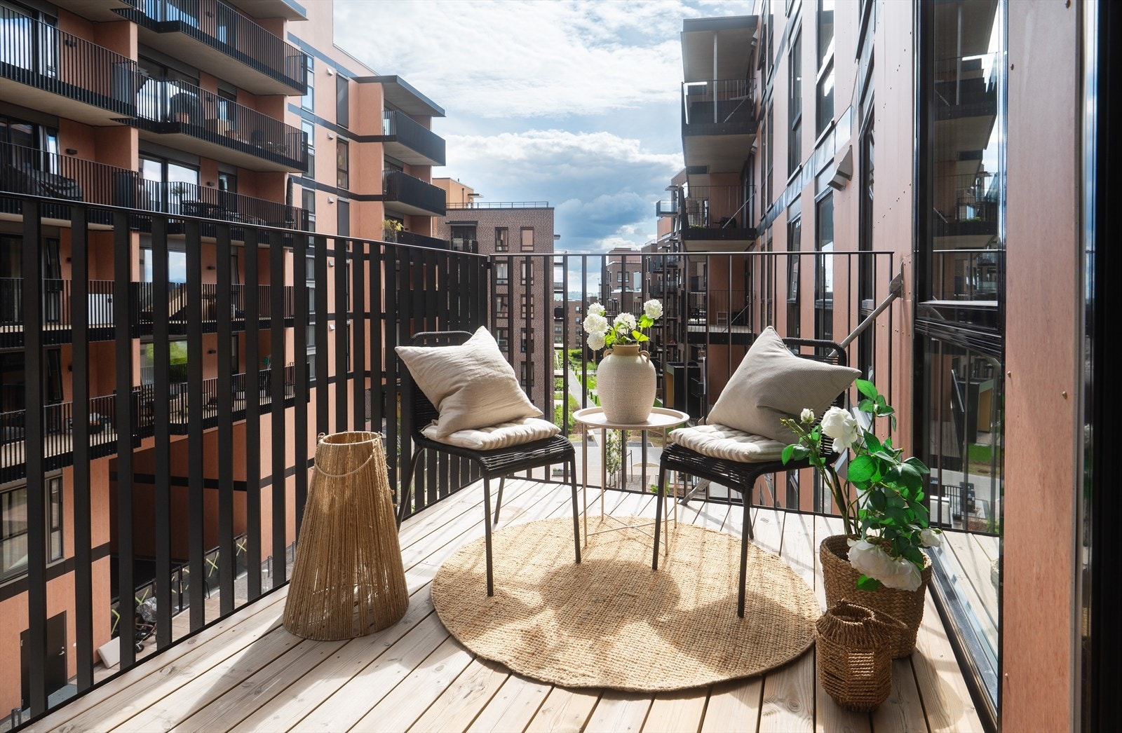 Her er det plass til en hyggelig sittegruppe, planter og grill. Galleribilde