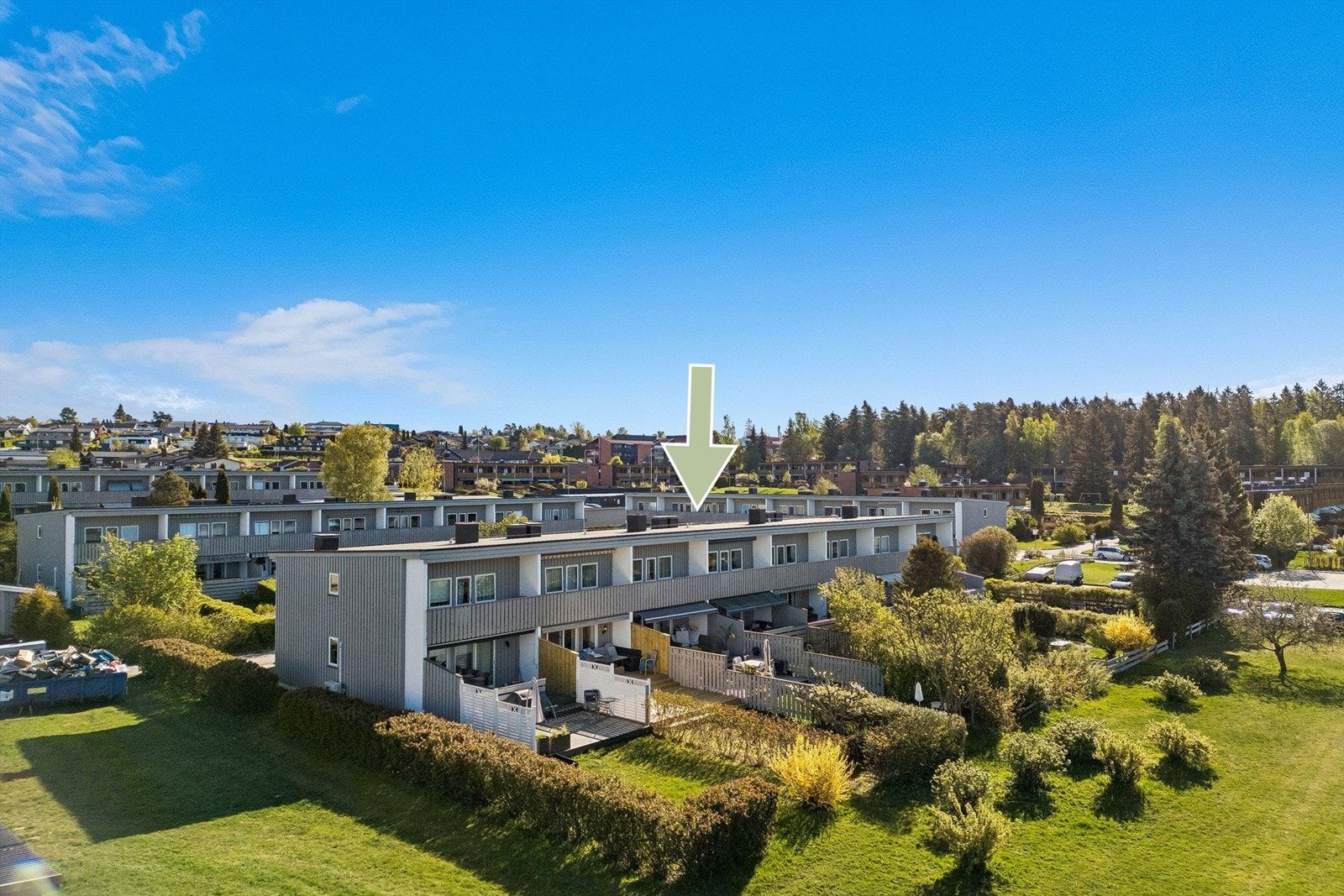 Velkommen til Solhellinga 47D - Skjermet og stille område uten gjennomgangstrafikk som passer godt for både voksne og barnefamilier. Galleribilde