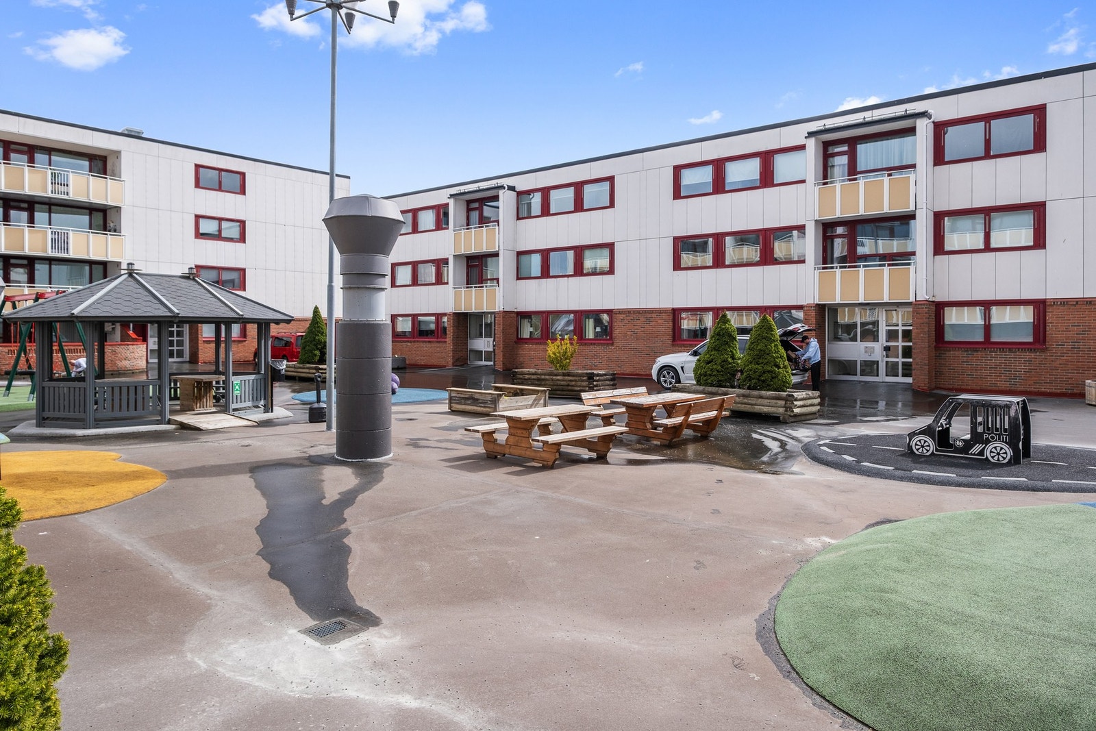 Leiligheten ligger i ett attraktiv og familie vennlig borettslag med mange utesoner. Galleribilde