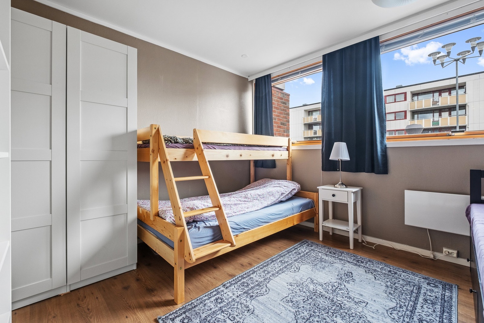 Romslig soverom på 12m². Galleribilde