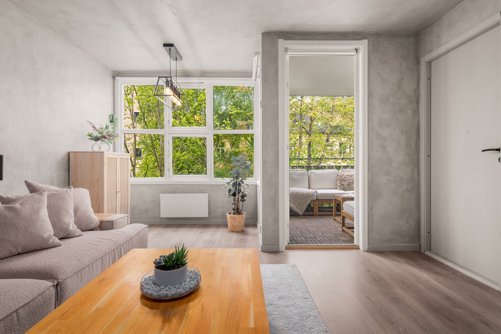 Fra stuen er det utgang til en balkong på ca. 7 m², som fungerer som en forlengelse av oppholdsrommet på varme dager. Galleribilde