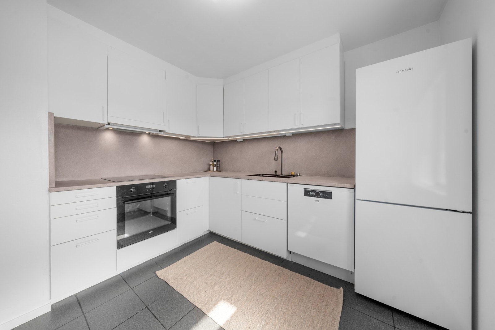 Ikea kjøkkeninnredning fra 2026 med hvite/slette fronter, laminat benkeplate med nedfelt benkebeslag og ett-greps blandebatteri. Galleribilde