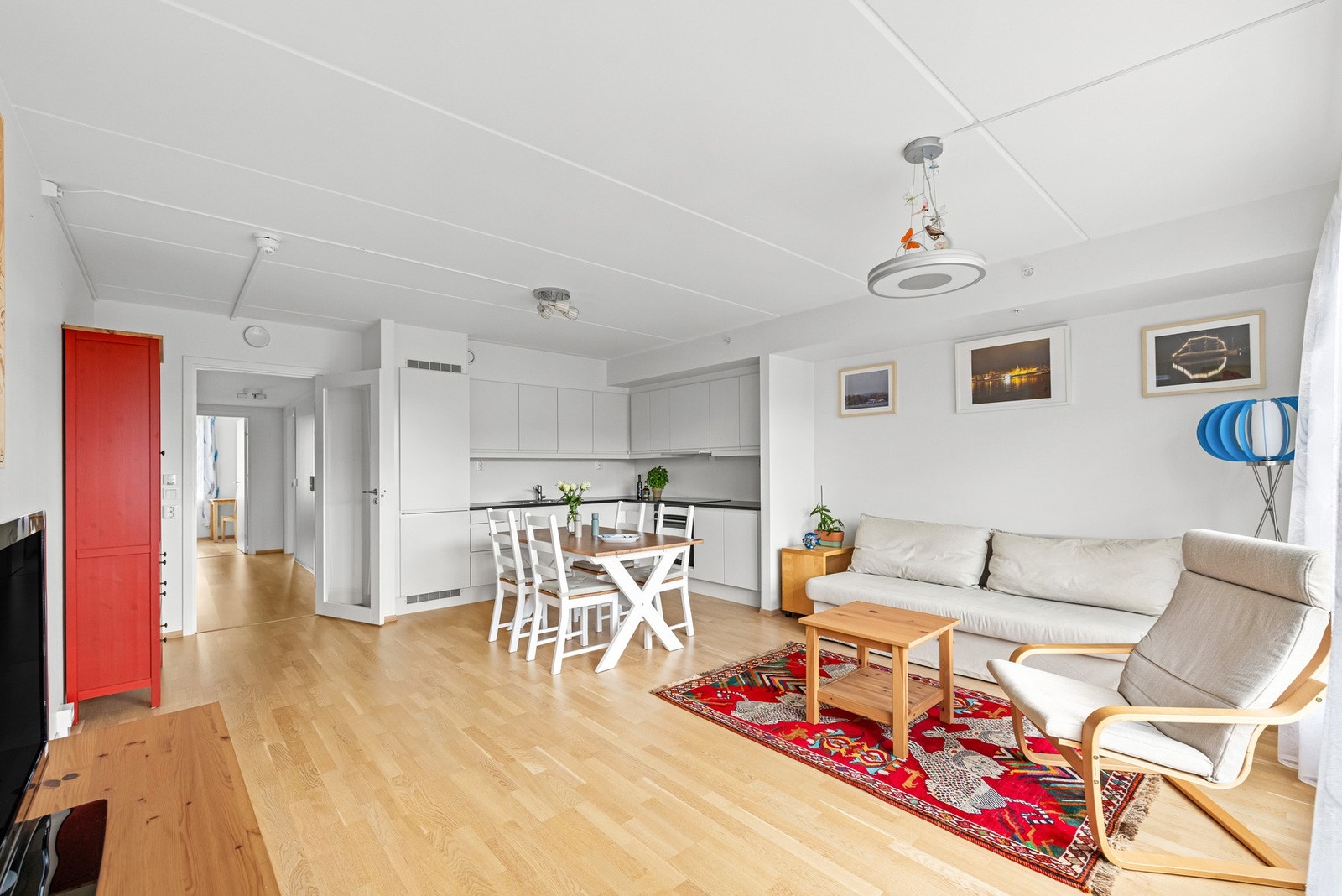 Stue og kjøkken har åpen løsning med store vindusflater som gir rommet en åpen og lett atmosfære. Galleribilde