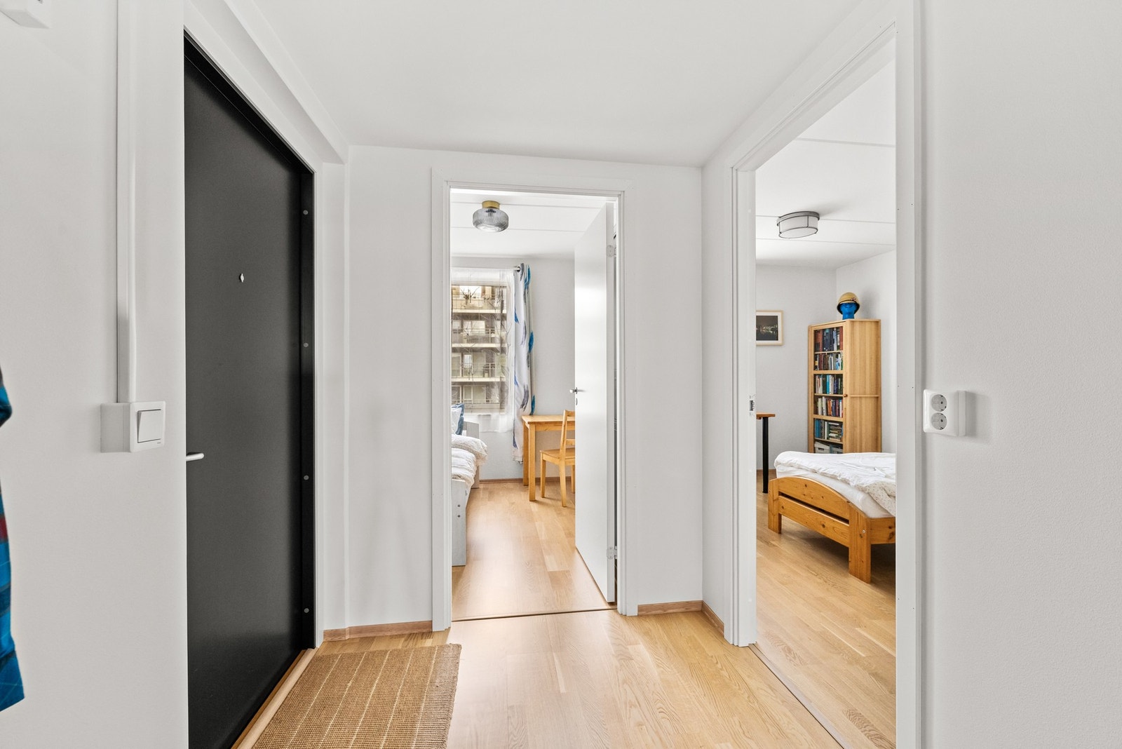 Her har du enkel adkomst til innvendig bod for ytterligere lagring. Leiligheten disponerer en bod i kjeller og en garasjeplass. Galleribilde