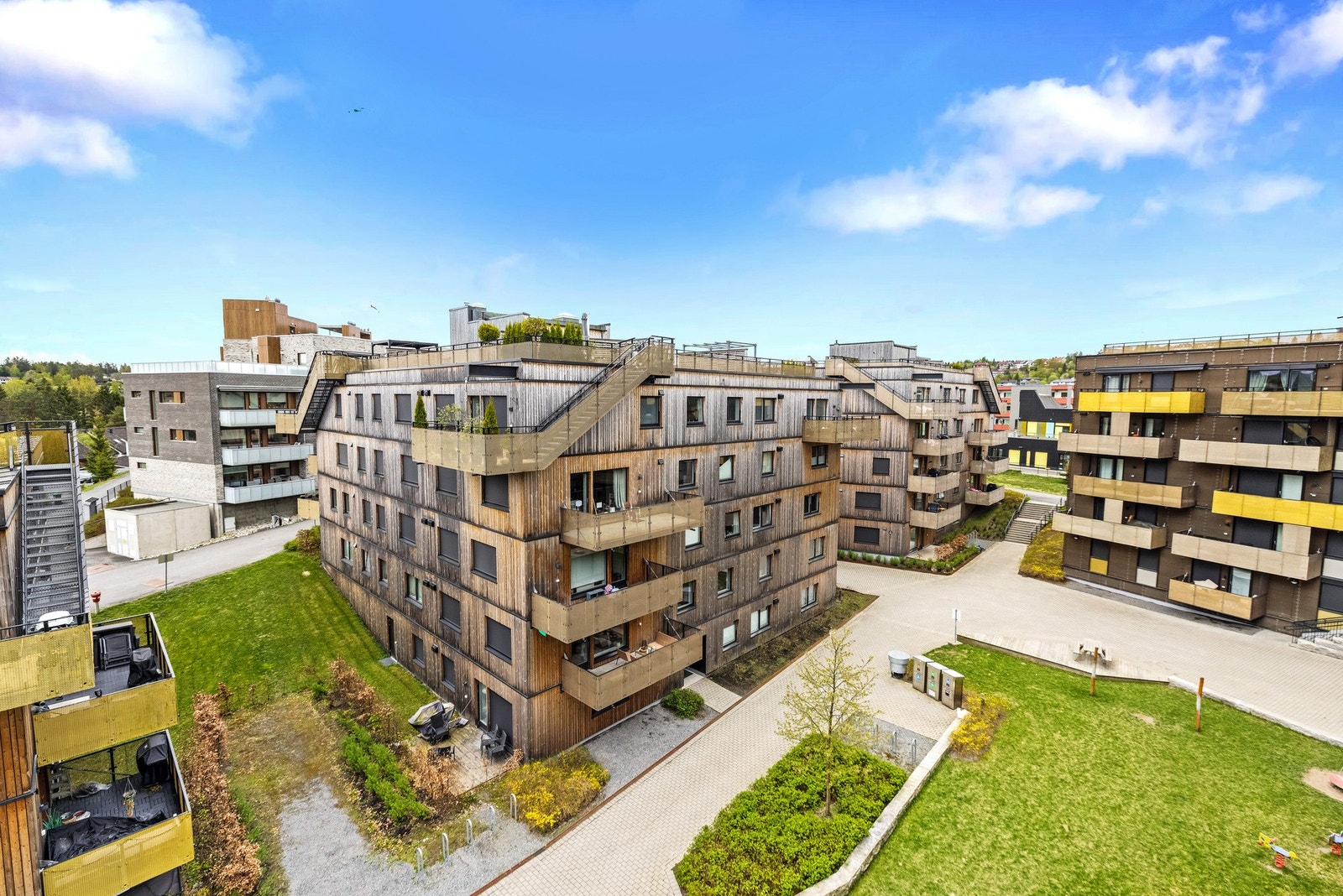 Fra leiligheten er det kort vei til Losby med flotte turområder og 9- og 18-hulls golfbane. Galleribilde