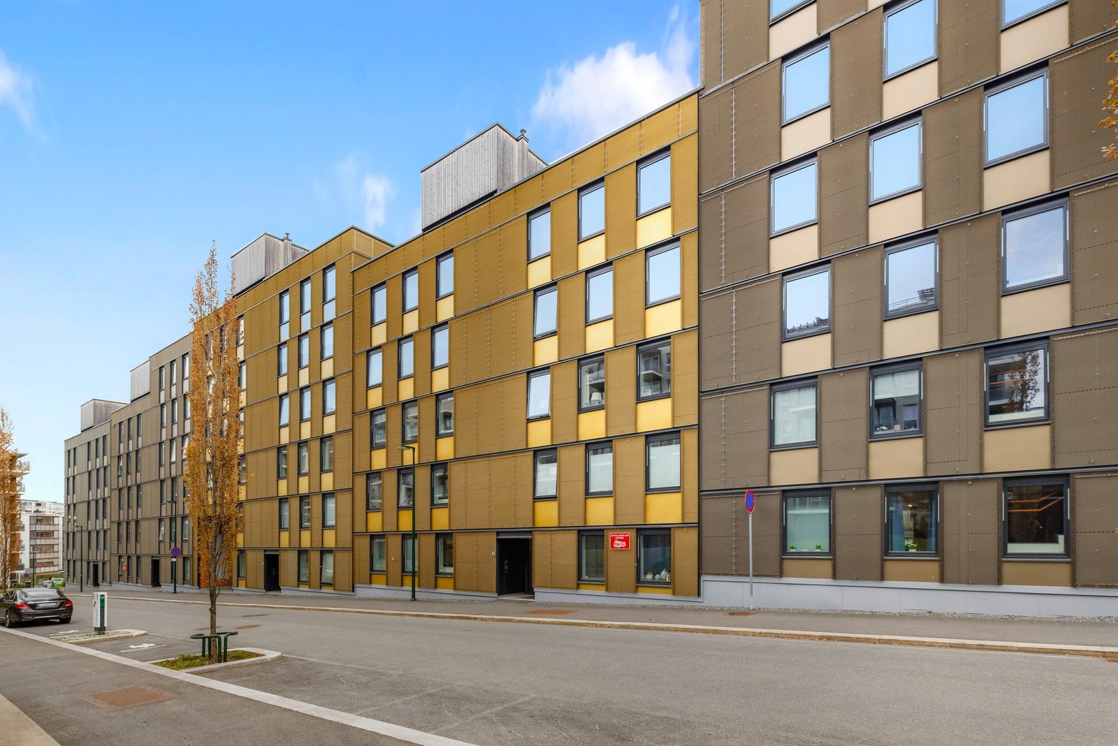 Det er gateparkering utenfor å gjesteparkering i garasjekjeller for besøkende. Galleribilde