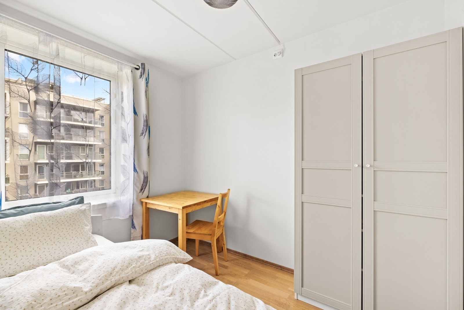 Det minste rommet er innredet som gjesterom og har god plass til seng, garderobe og en arbeidsbord. Galleribilde