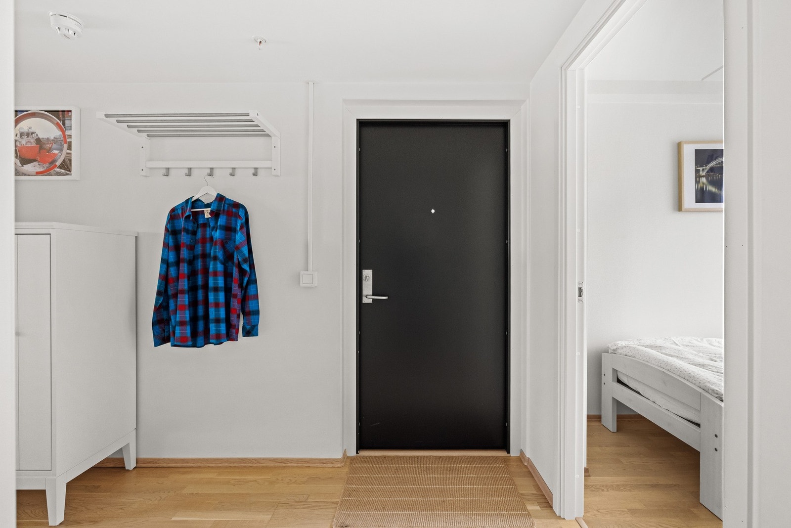 Du ønskes velkommen inn i en lysmalt og innbydende entré med direkte adkomst til soverom og baderom. Galleribilde