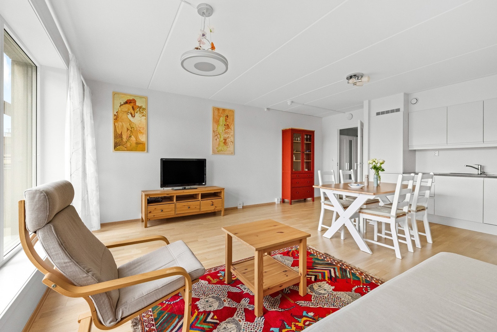 Stuen har god plass til både spisebord og sofagruppe med tilhørende møblement. Galleribilde