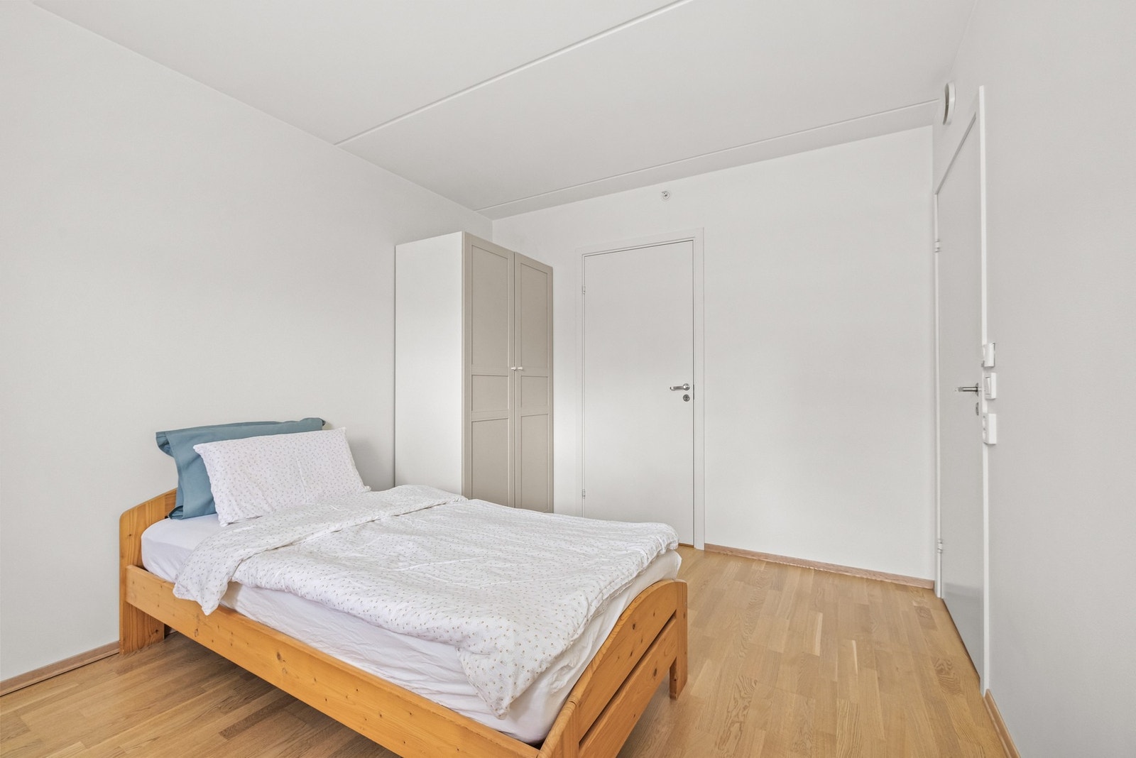 Her har du god plass til en dobbeltseng med tilhørende møblement. Galleribilde