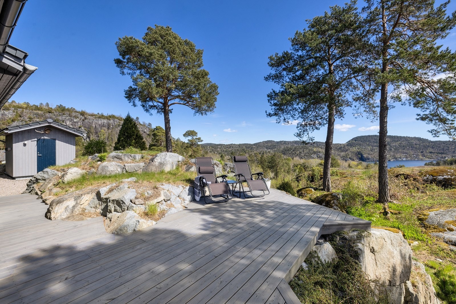 Eiendommer ligger høyt og fritt med flott utsikt og gode solforhold på fine uteplasser! Galleribilde