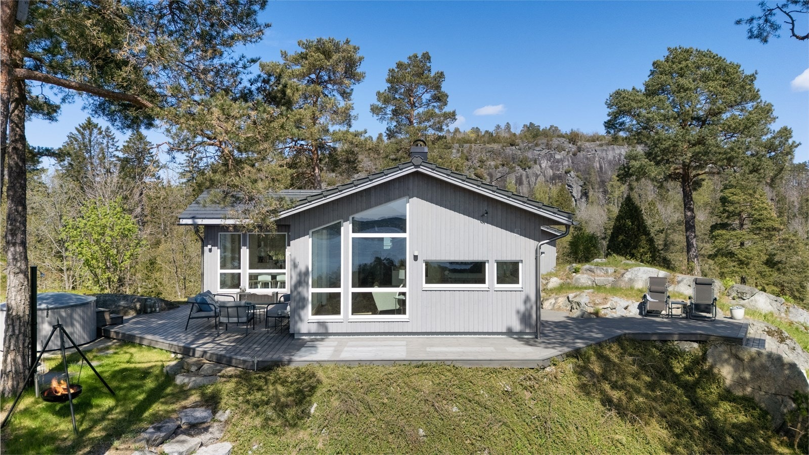 Hytta er nyoppført i 2018 og er arkitekttegnet av anerkjente og velrennomerte Børve Borchenius Arkitekter Galleribilde