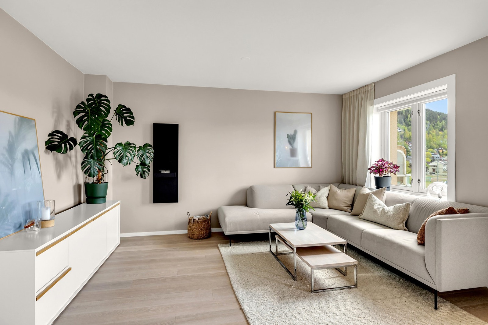 Her er det god plass til både sofagruppe og spisebord, samtidig som rommet oppleves åpent og luftig. Galleribilde