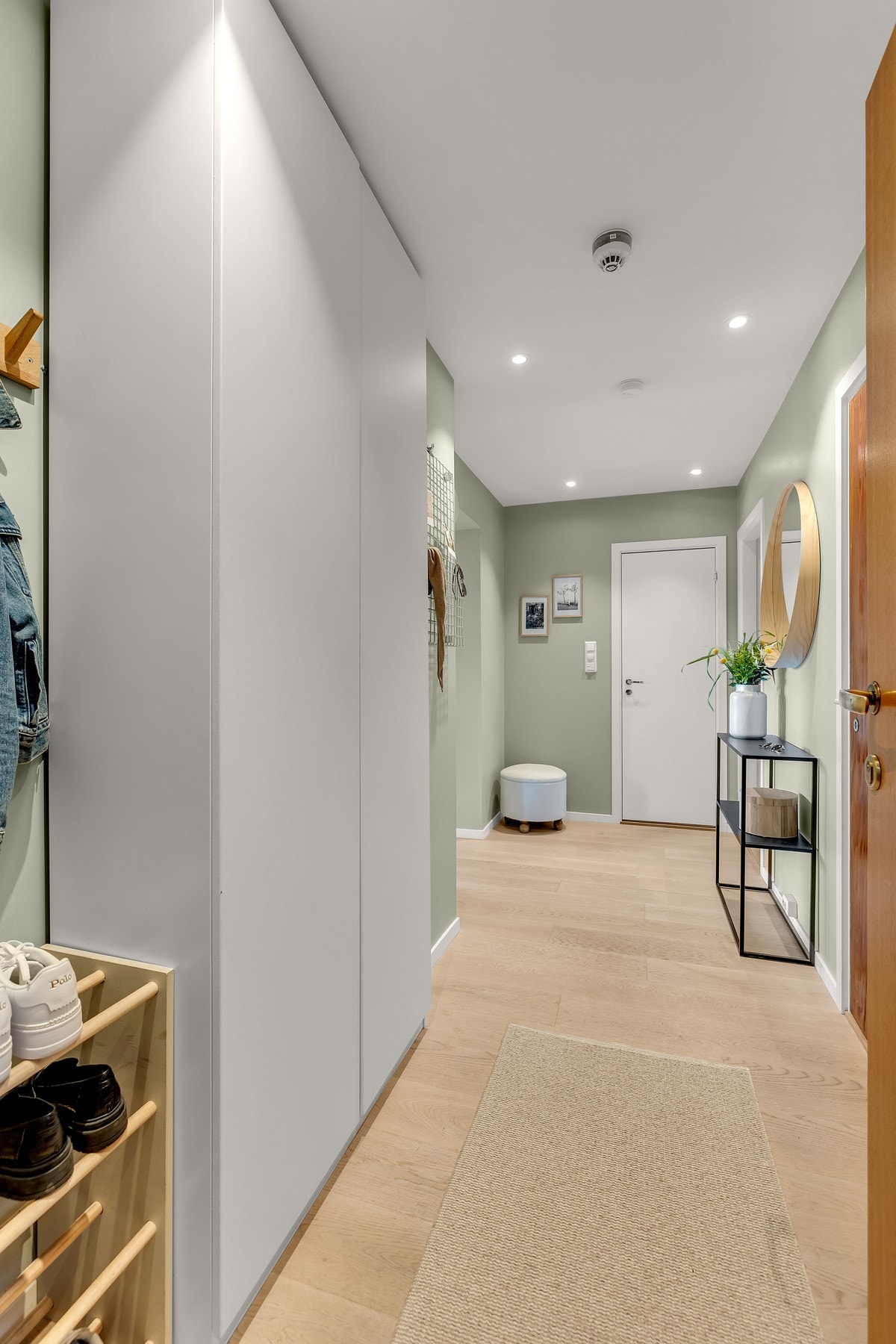 Entréen har downlights noe som gir et stilrent og moderne førsteinntrykk allerede fra man kommer inn døren. Galleribilde
