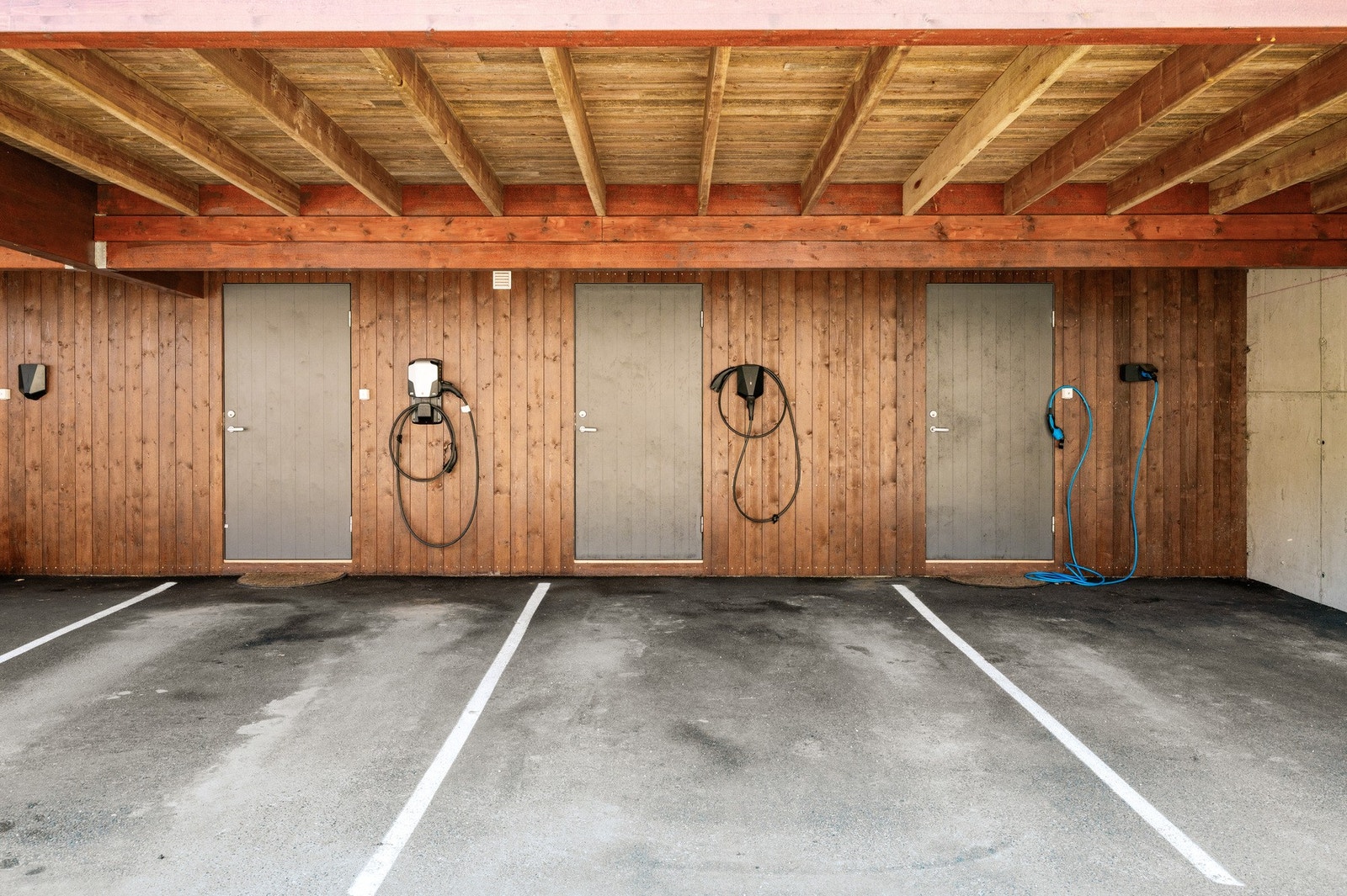 Carport med elbillader og bod. Galleribilde