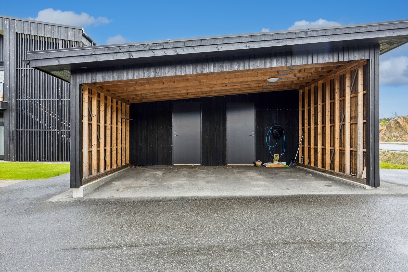 Carport til venstre med tilknyttet sportsbod Galleribilde