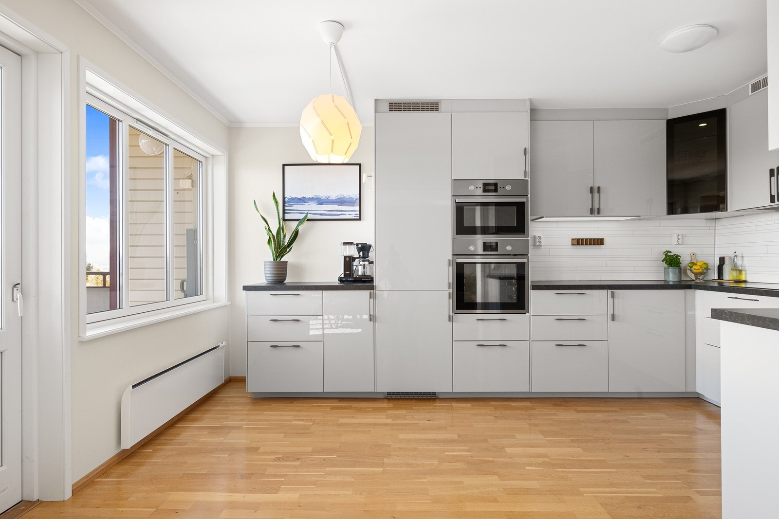 Stort og lyst kjøkken med innredning fra IKEA fra 2019. Galleribilde