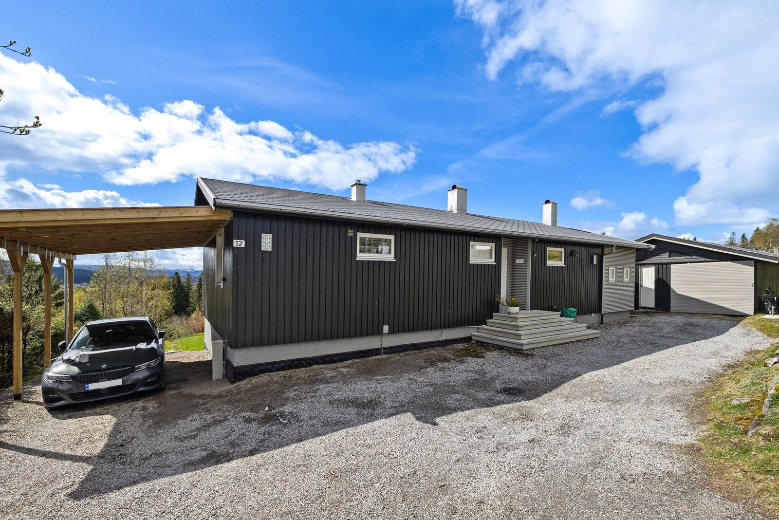 Carport etablert i 2025. Garasje fra 1984 Galleribilde