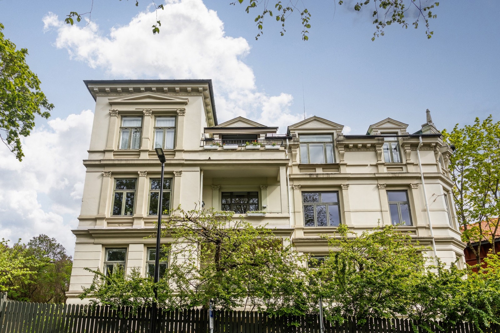 Leiligheten ligger i 2. etasje og inneholder entré/hall, stue, spisestue, kjøkken med utgang til veranda, tre soverom, bad med integrert badstue, vaskerom og toalettrom. Galleribilde