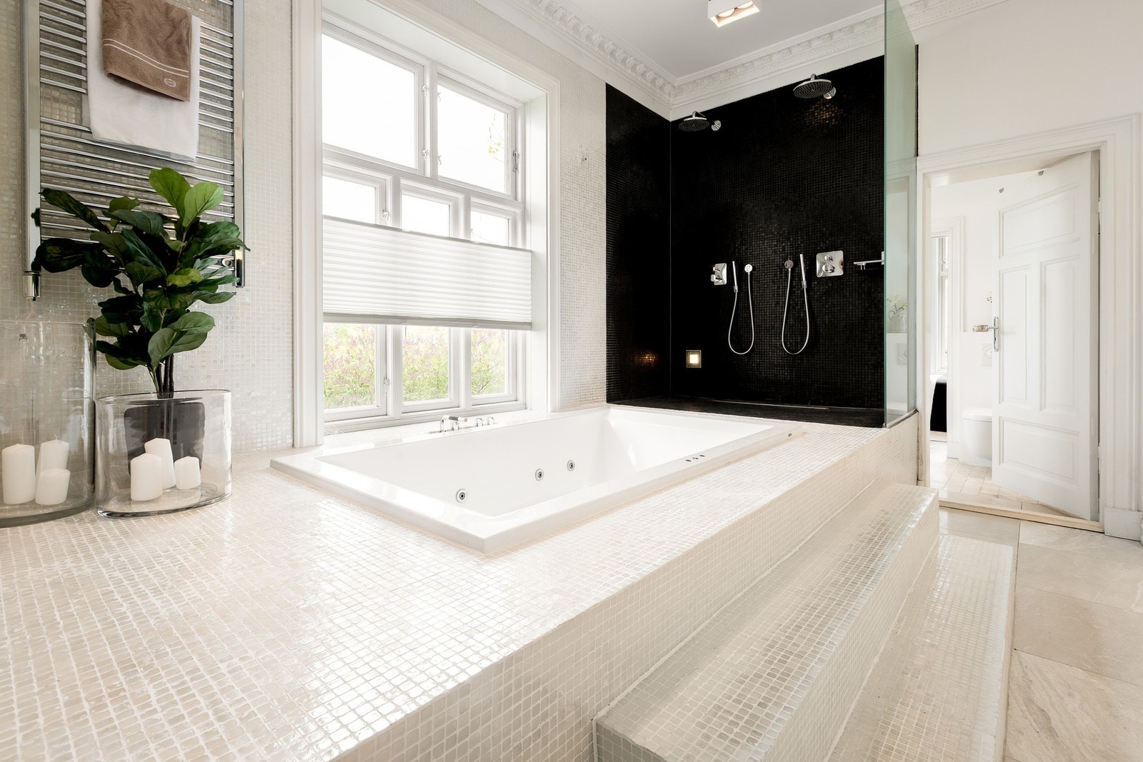 Mosaikkfliser gir badet et gjennomarbeidet og personlig uttrykk. Galleribilde