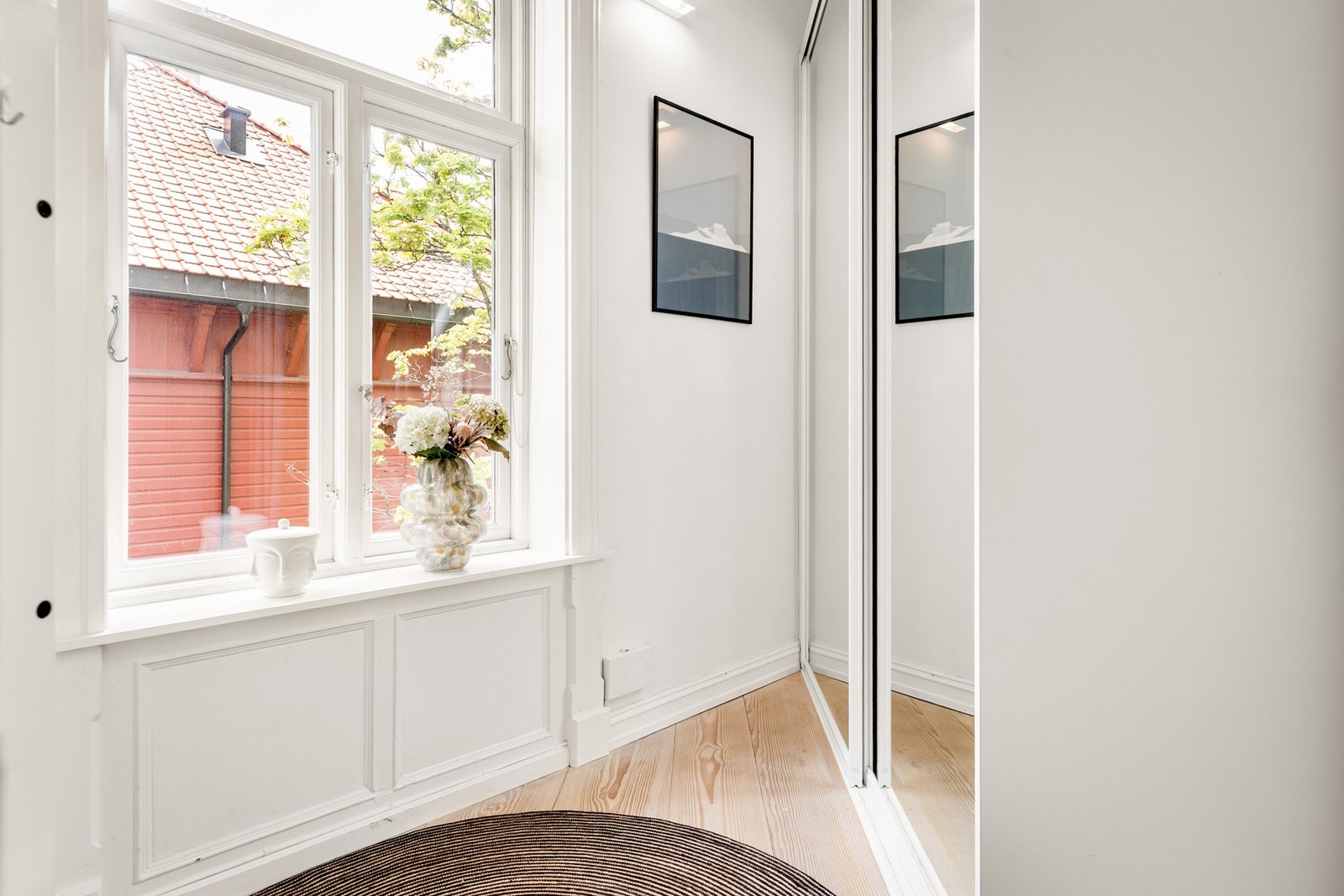 I tilknytning til entréen finner du en egen garderobe for klær og tilbehør. Galleribilde