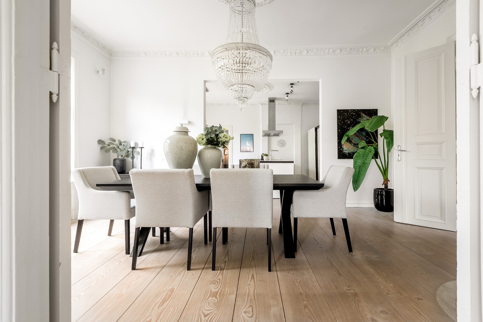 Spisestuen har åpen løsning mot kjøkkenet og er et naturlig samlingspunkt for måltider og hverdagsliv. Galleribilde
