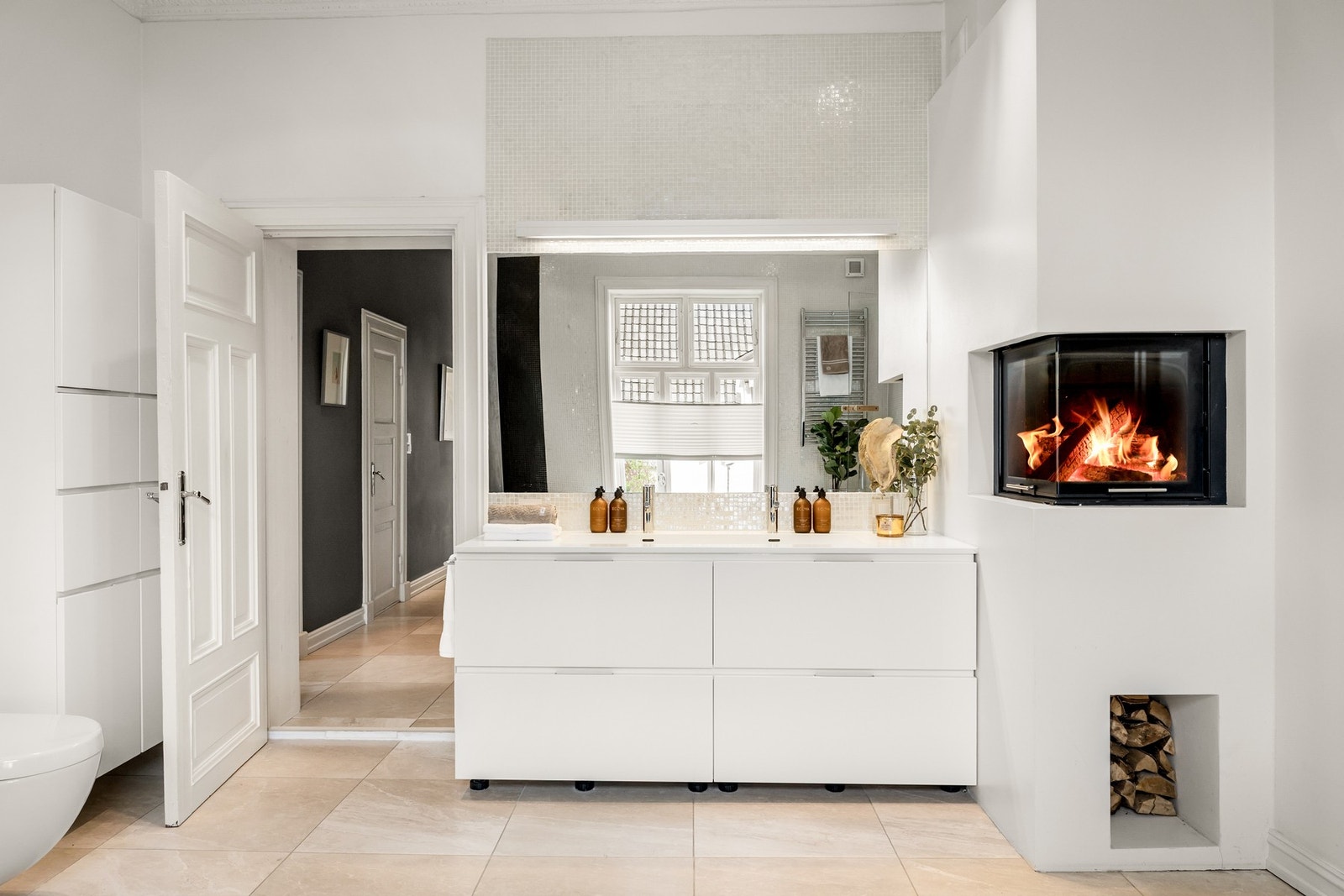 Peisovnen på badet er et unikt element som gir rommet varme utover det rent praktiske. Galleribilde