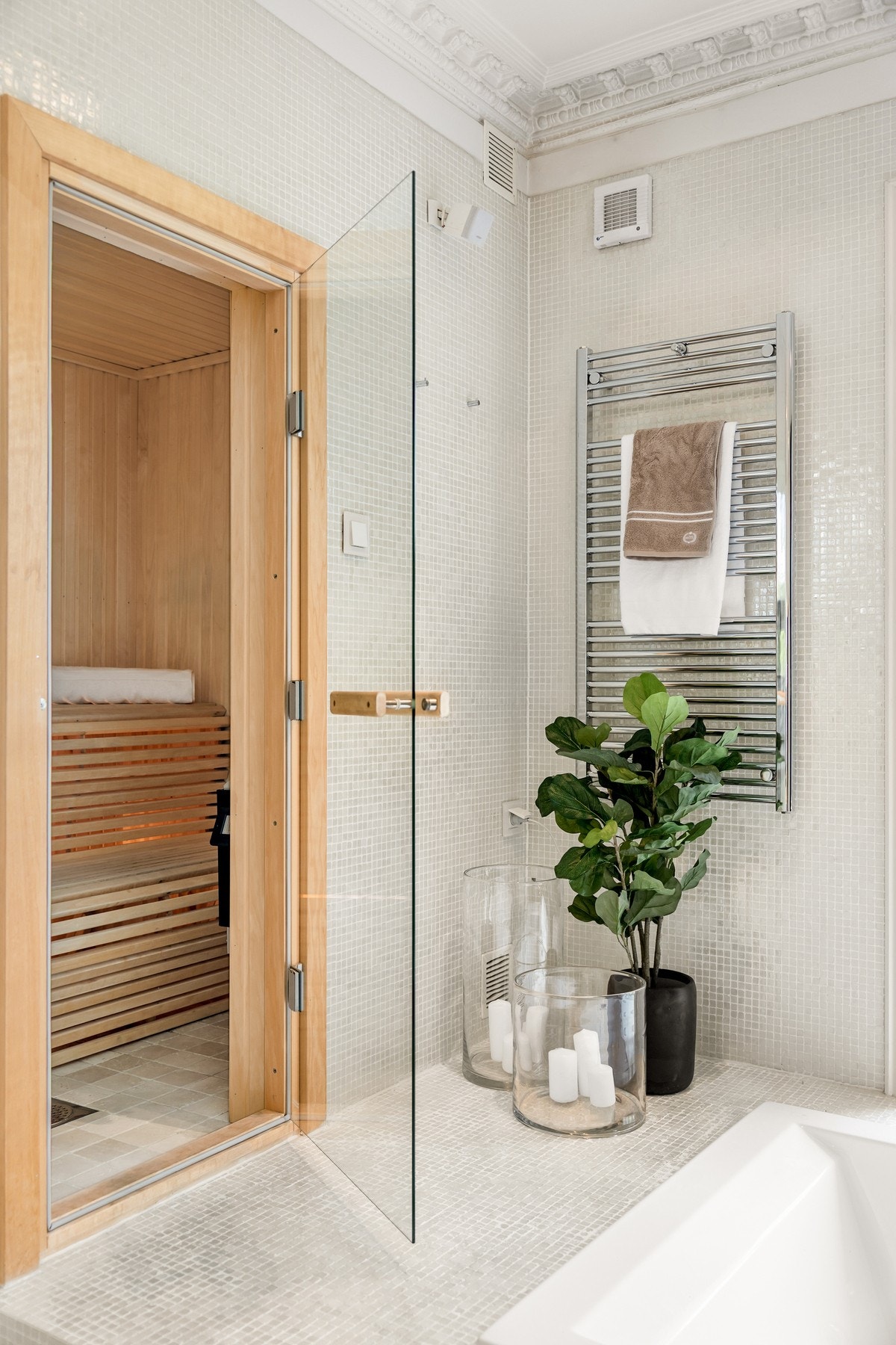 Badet har integrert badstue med både tradisjonell sauna og steambadstufunksjon. Galleribilde