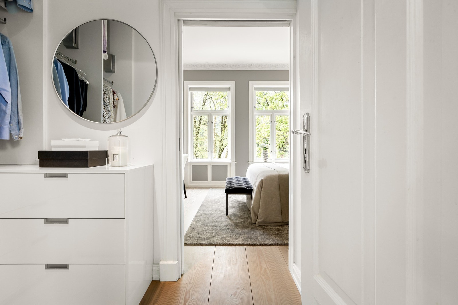 Godt lysinnslipp og direkte tilknytning til eget walk-in closet. Galleribilde