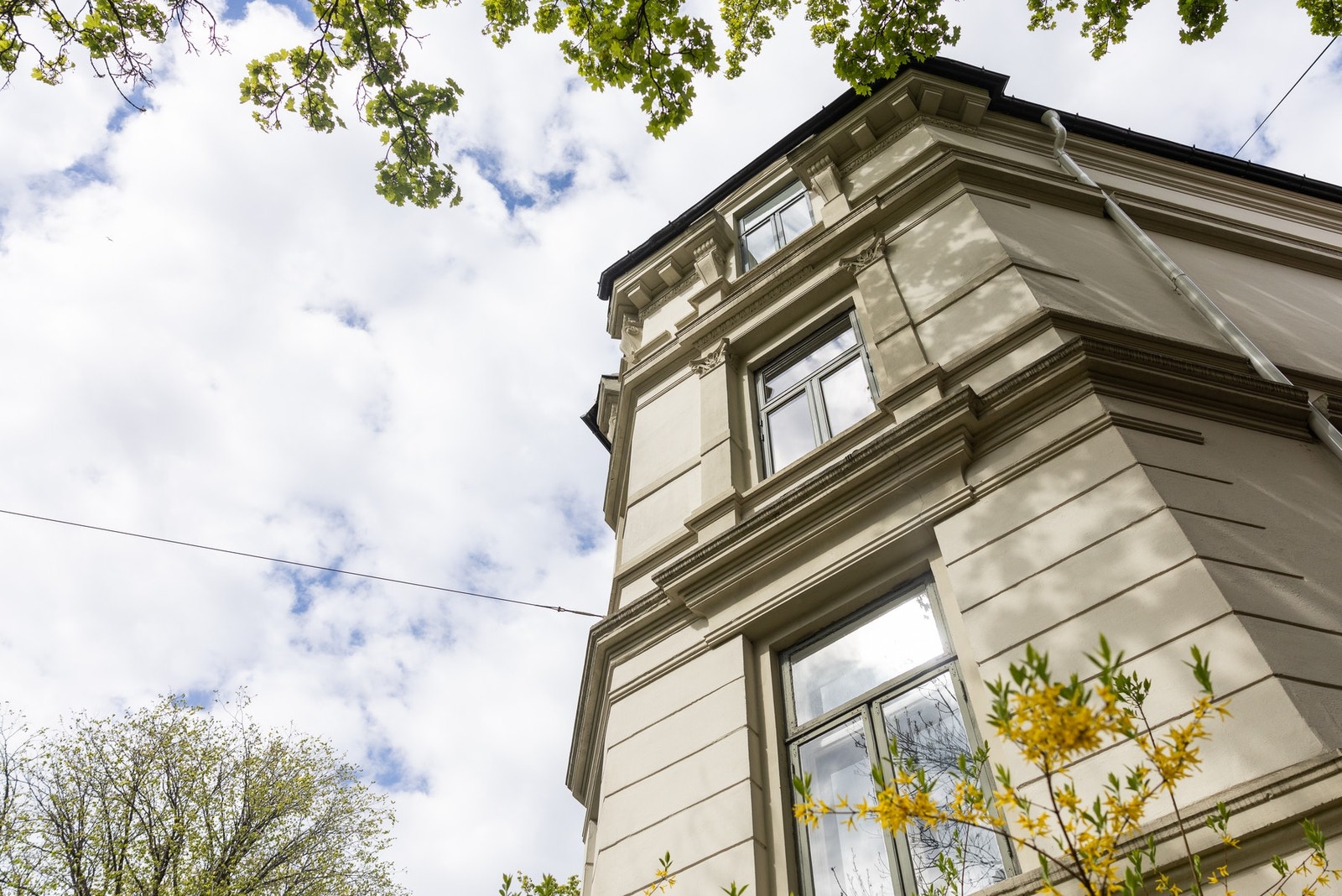 Eiendommen er regulert til bevaring og ligger i rolige omgivelser med velstelt villabebyggelse på alle kanter. Velkommen til visning. Galleribilde