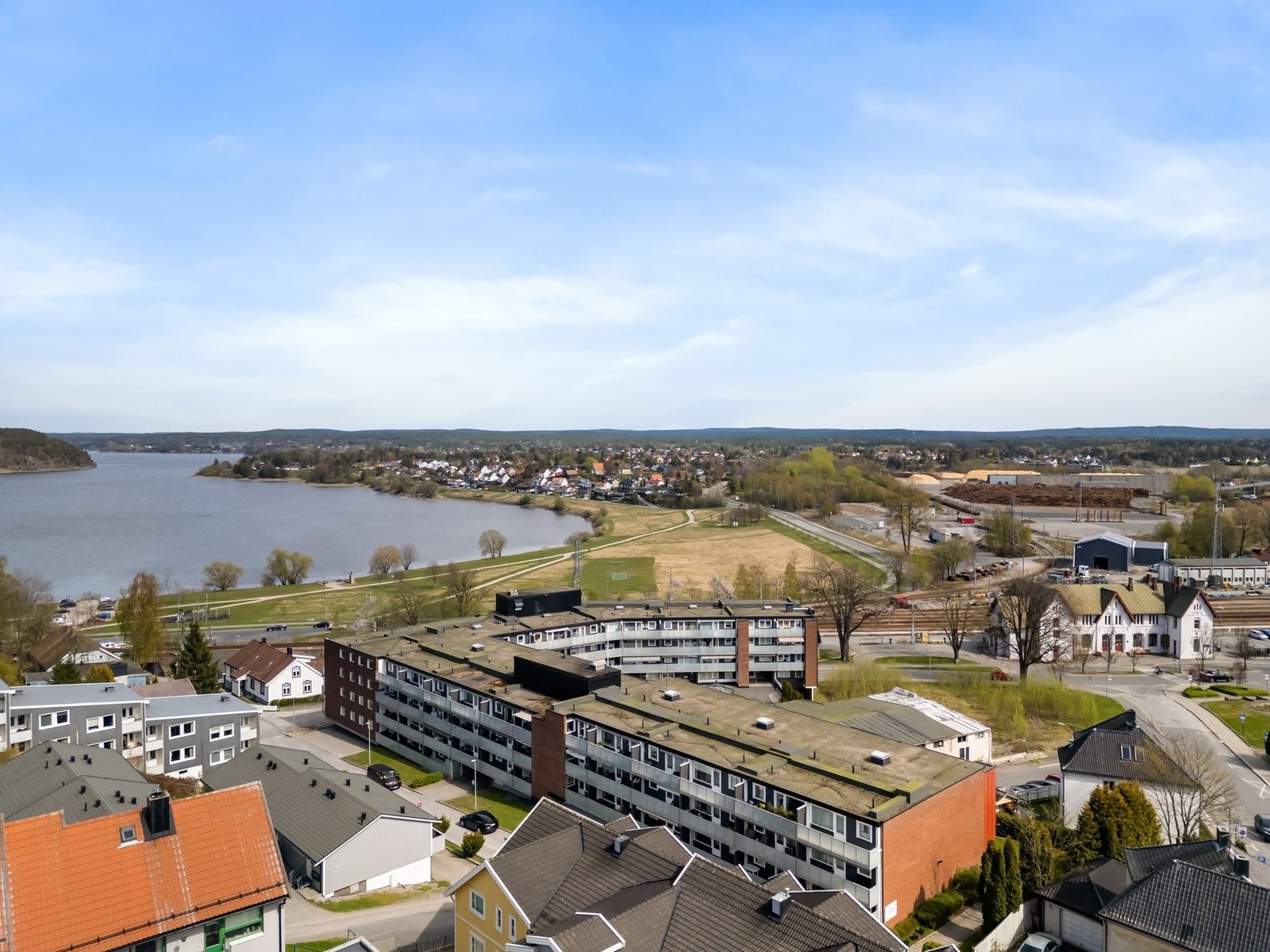 Leiligheten har en attraktiv og sentral beliggenhet i Sarpsborg, med umiddelbar nærhet til togstasjonen og gangavstand til busstasjonen, noe som gjør pendling enkelt. Galleribilde