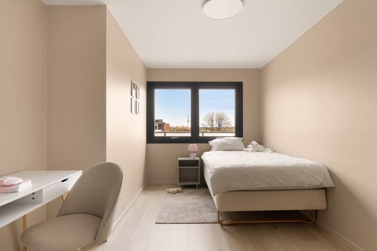 Innbydende soverom med gode innredningsmuligheter. Galleribilde